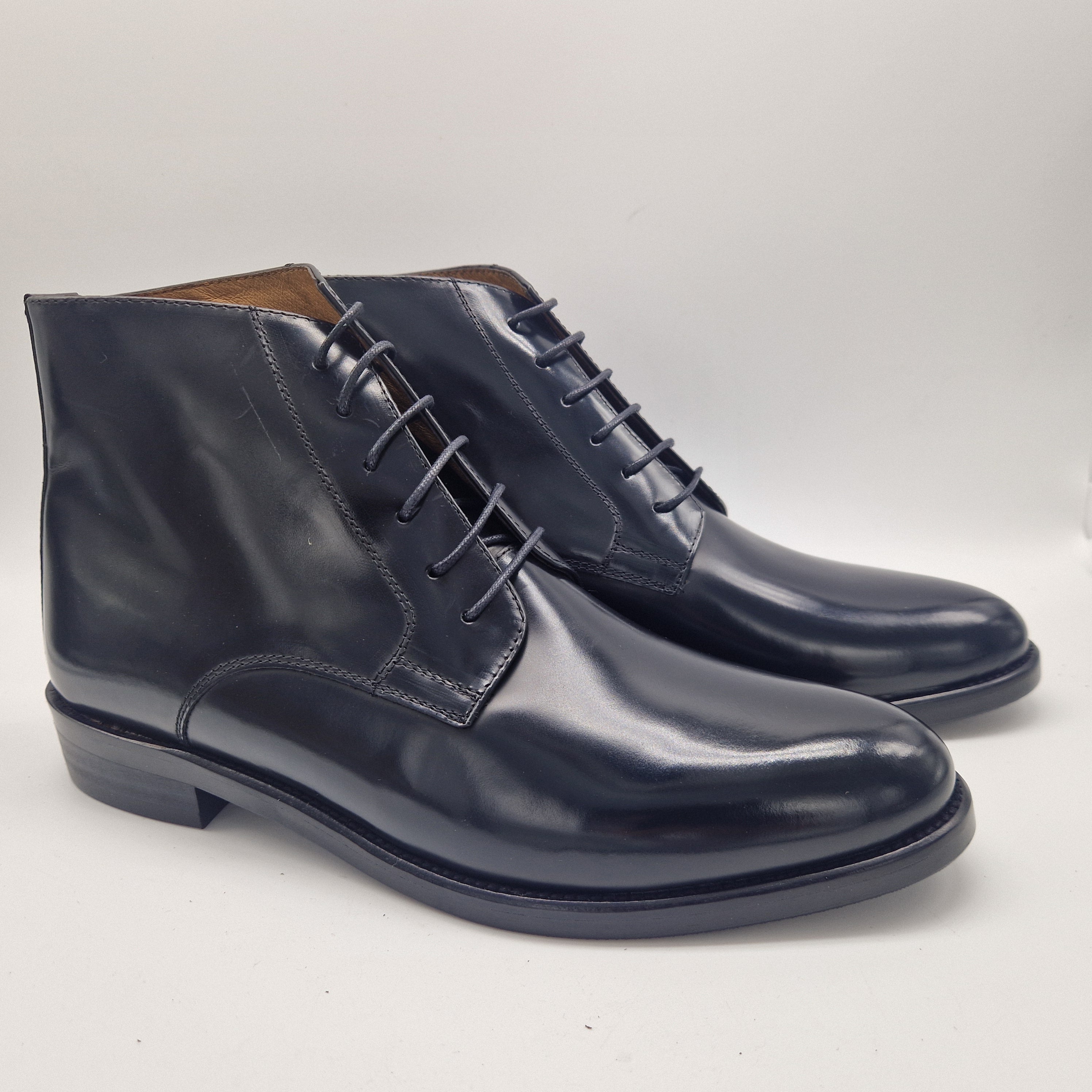 BOTÍN LISO EN PIEL NEGRA