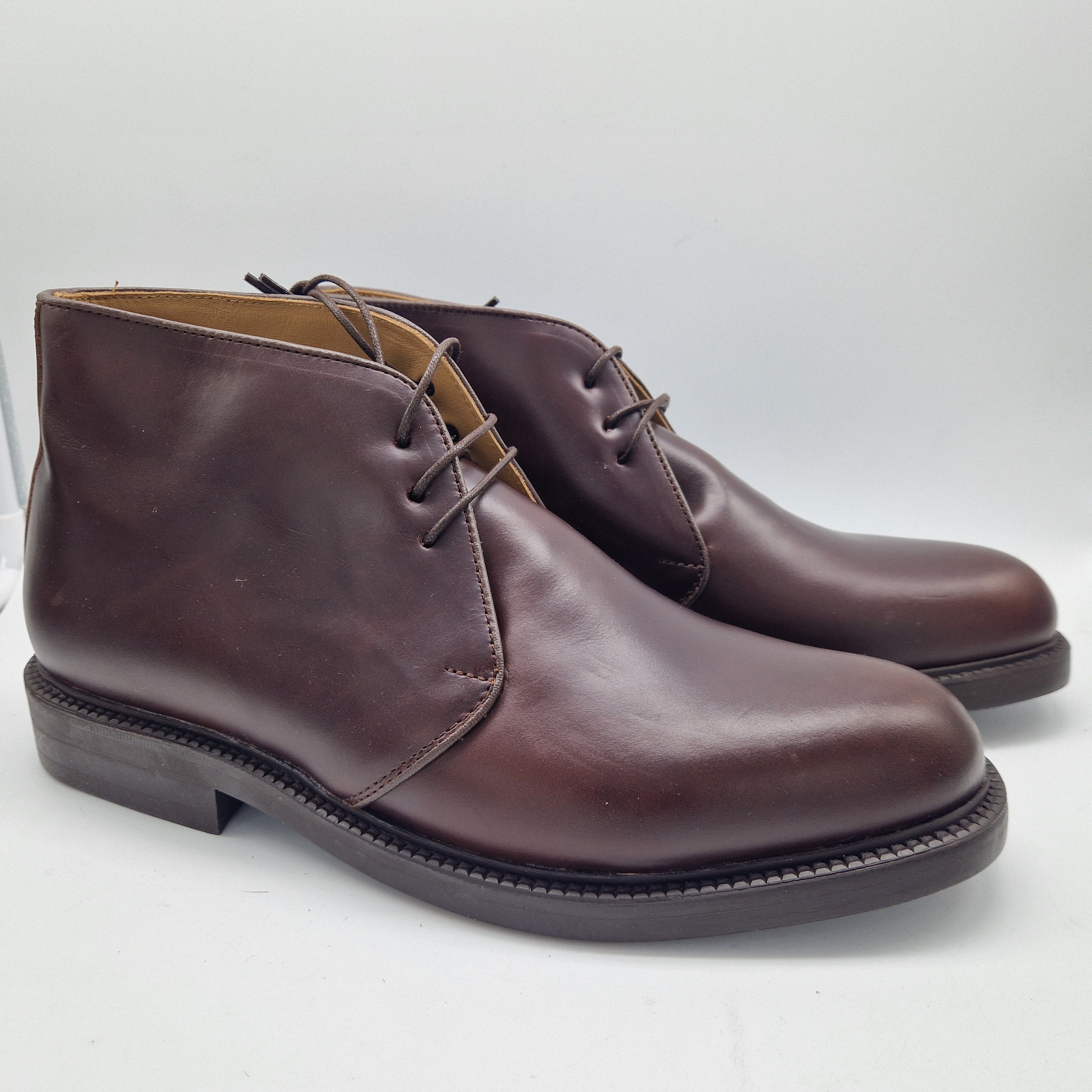 BOTITA DE CORDONES EN PIEL ENGRASADA MARRÓN