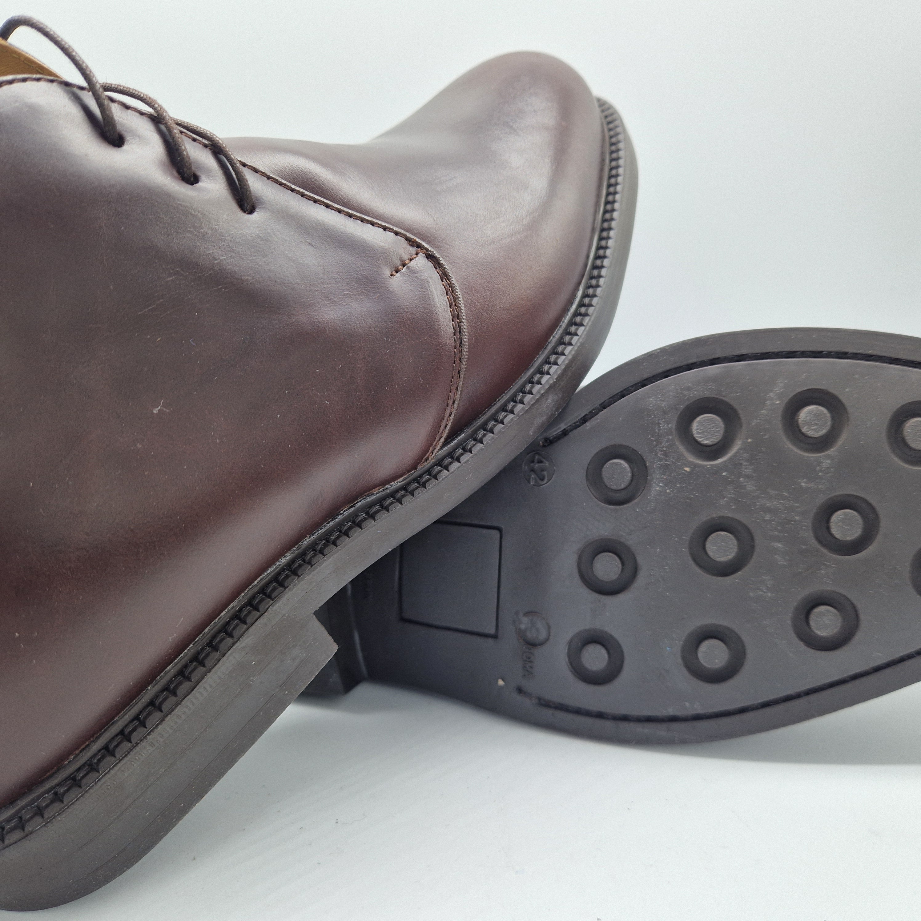 BOTITA DE CORDONES EN PIEL ENGRASADA MARRÓN