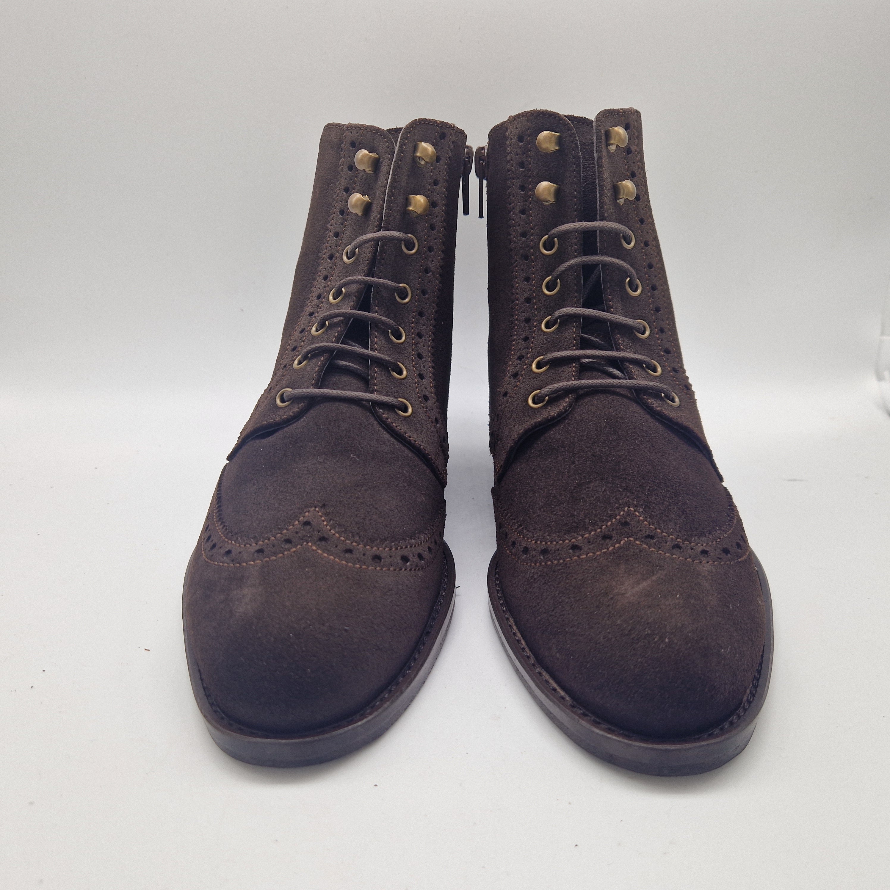 BOTÍN EN SERRAJE MARRÓN