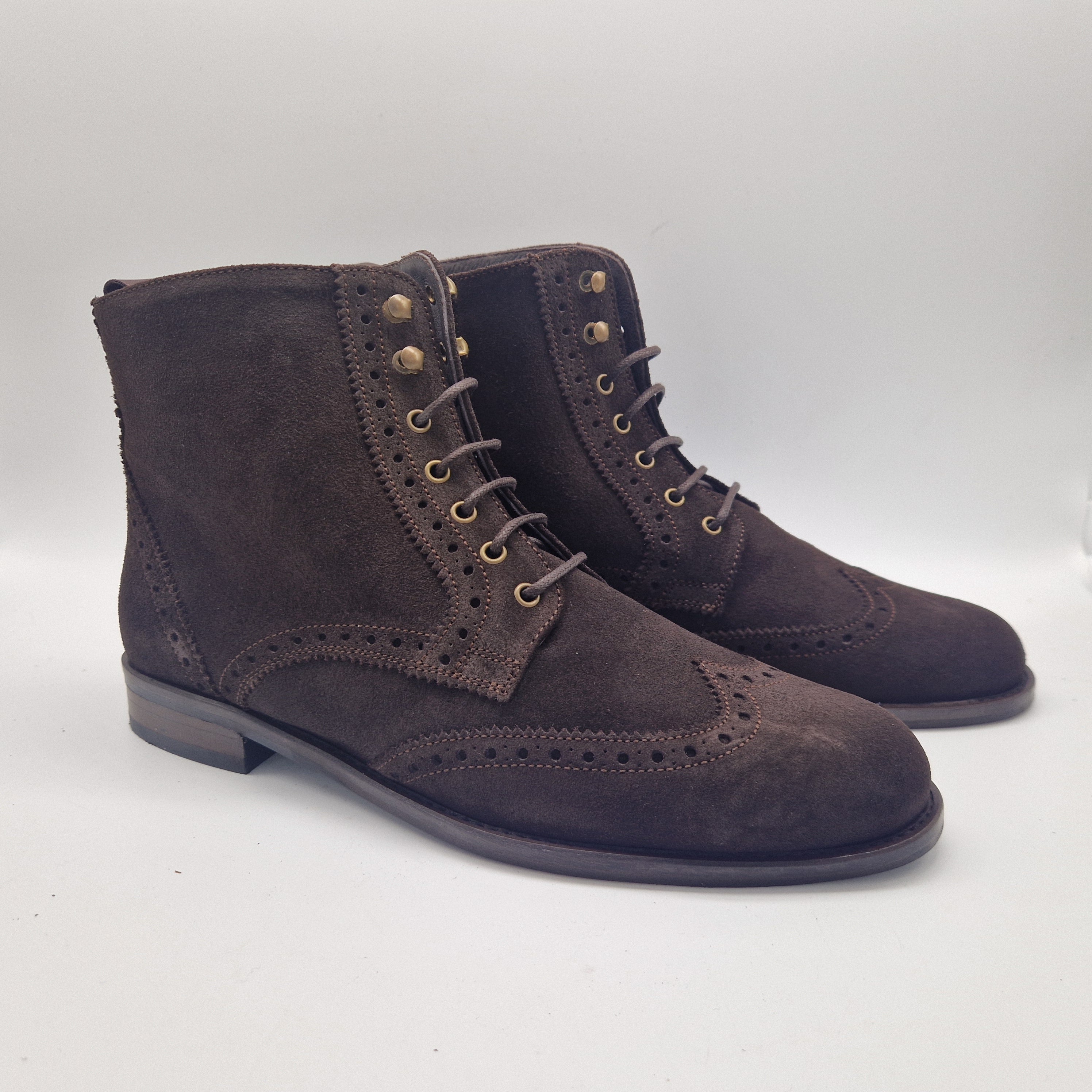 BOTÍN EN SERRAJE MARRÓN