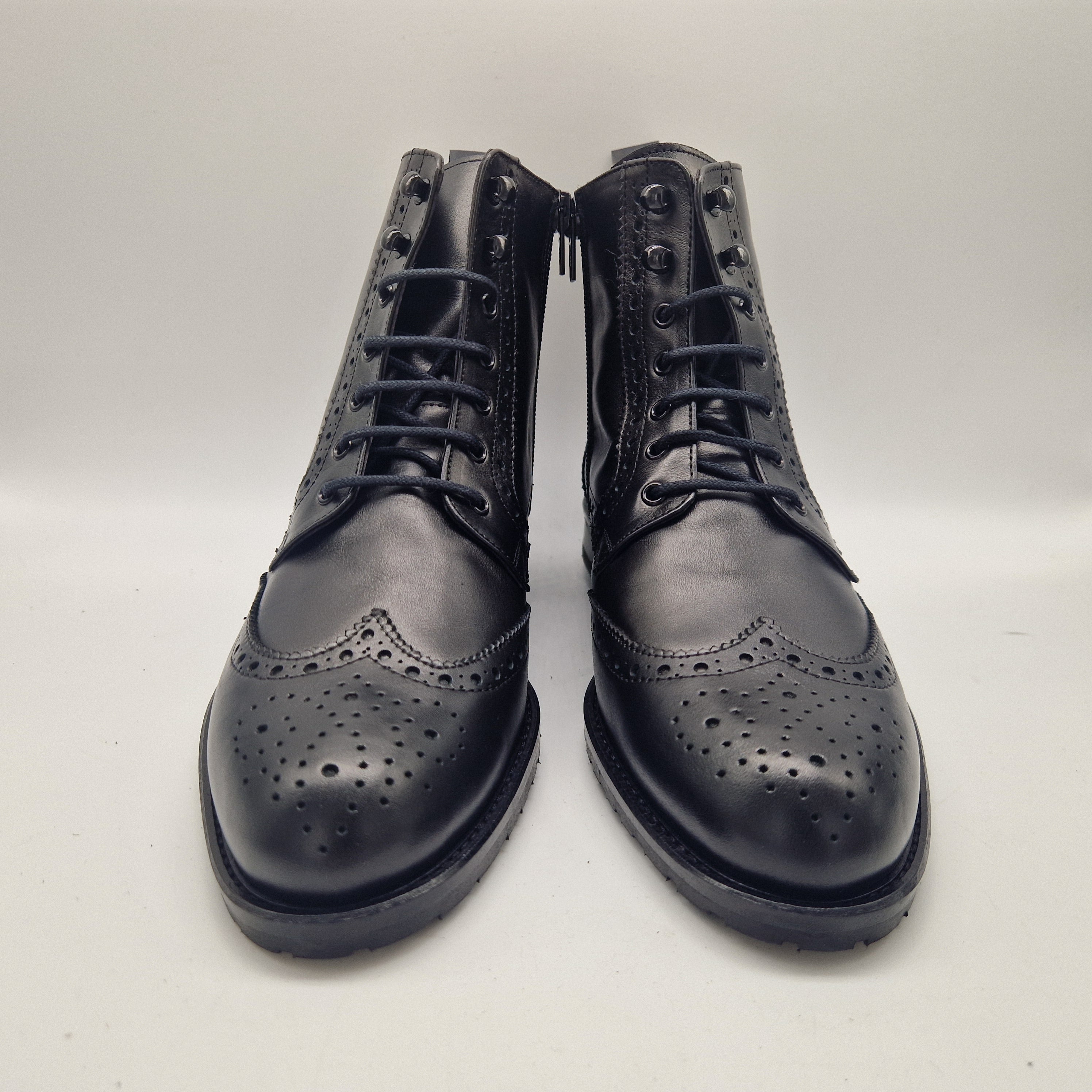 BOTÍN EN PIEL NEGRA