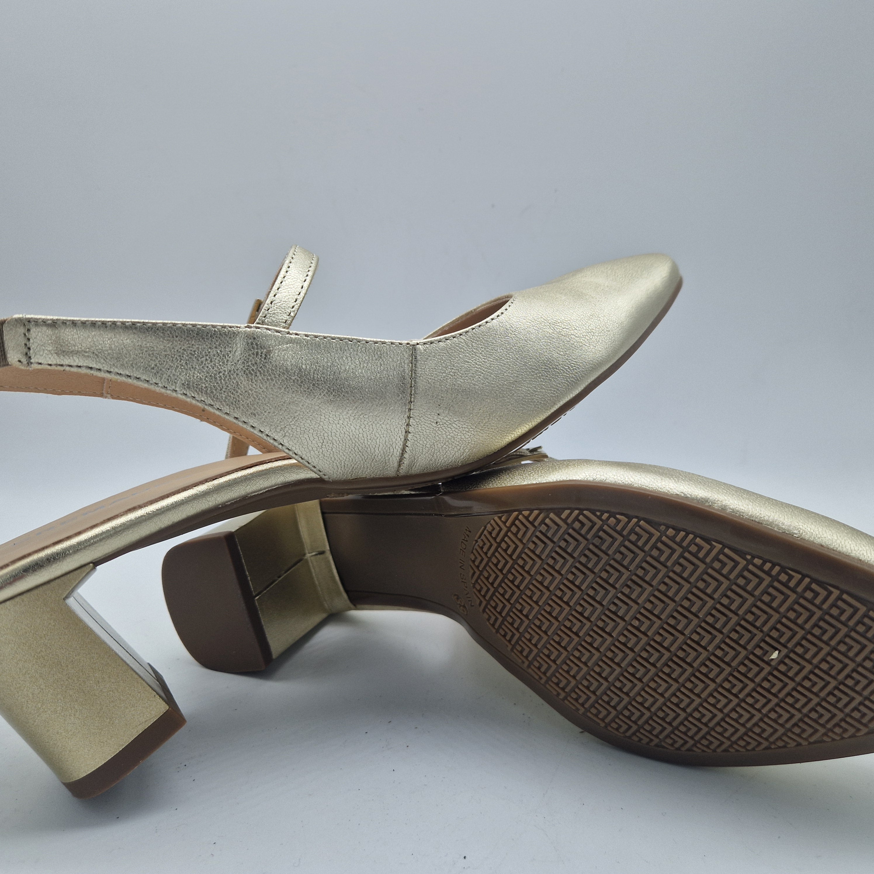 SALÓN DESTALONADO EN PIEL DORADA - 72002