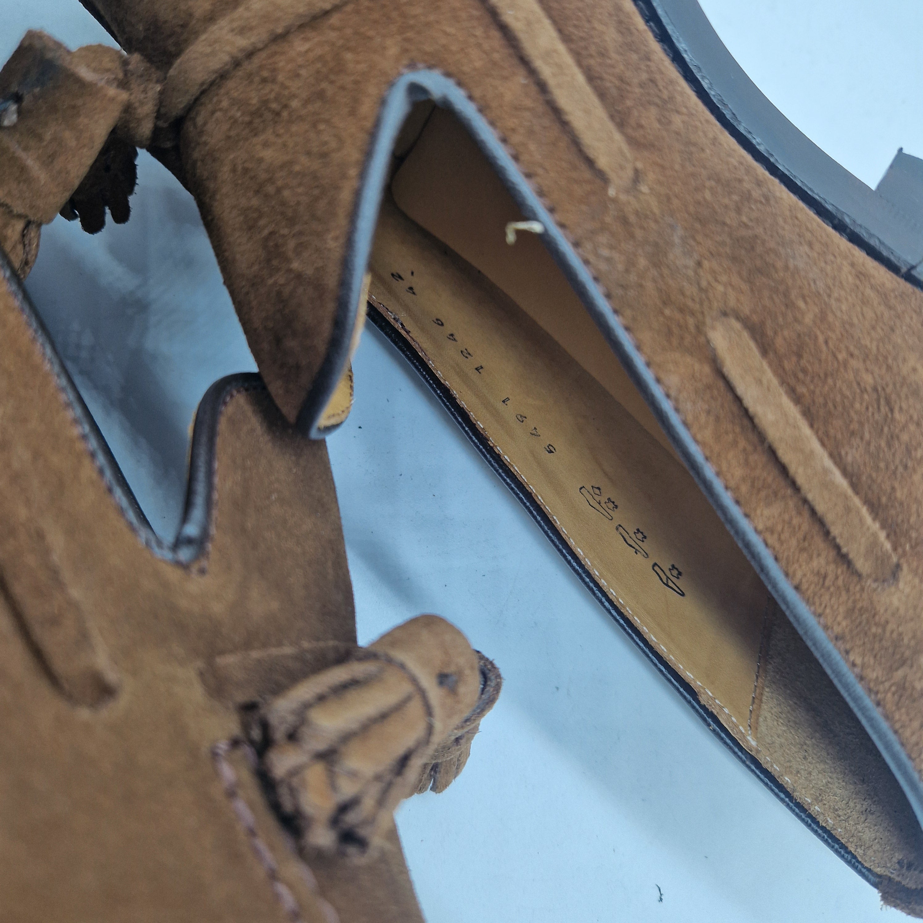 Mocasines SCHUHKONZEPT de serraje y cuero con borlas, estilo clásico y elegante para vestir en diferentes ocasiones.