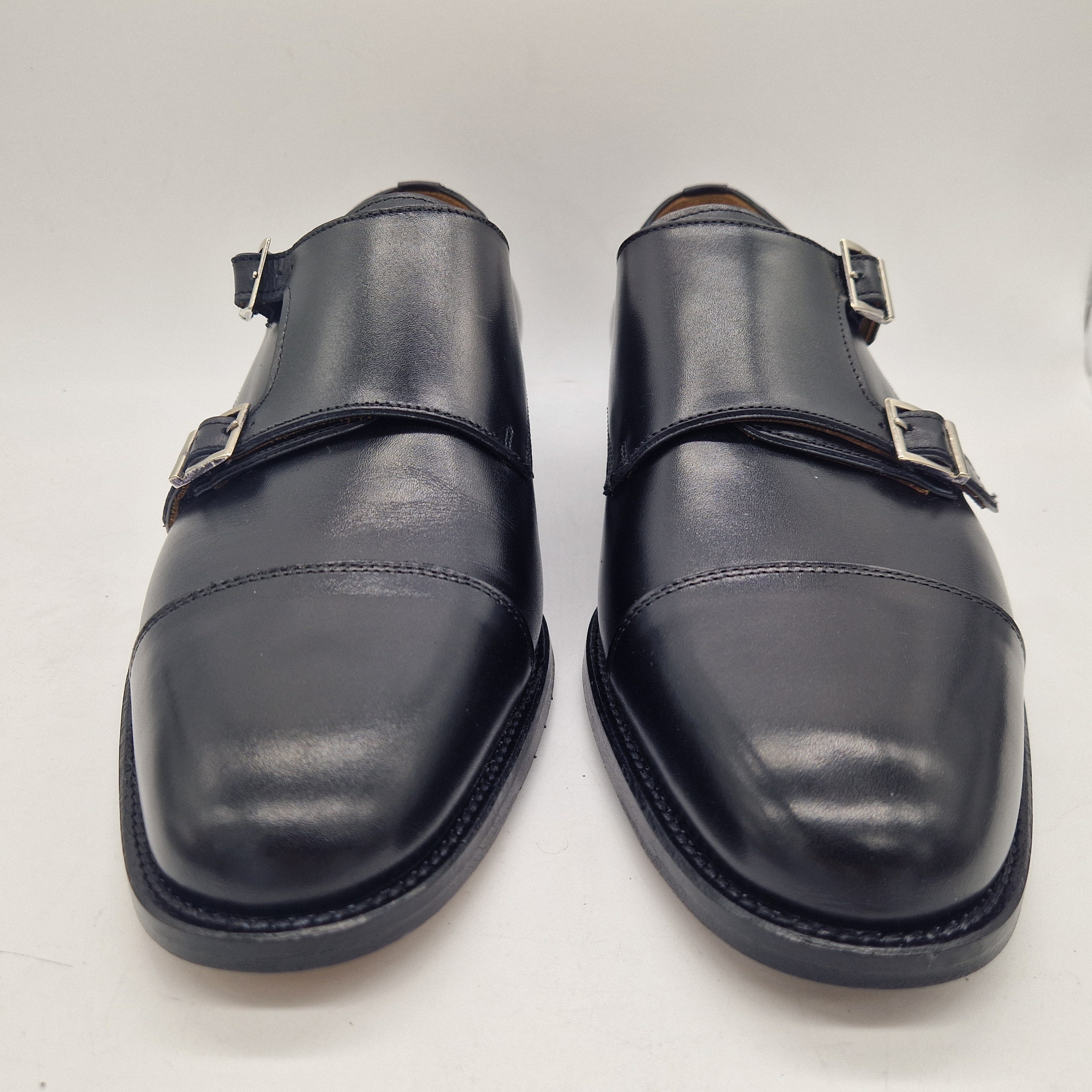 Hebillas en piel negra de la marca SchuHKonzept, dos hebillas elegantes para accesorios o prendas.