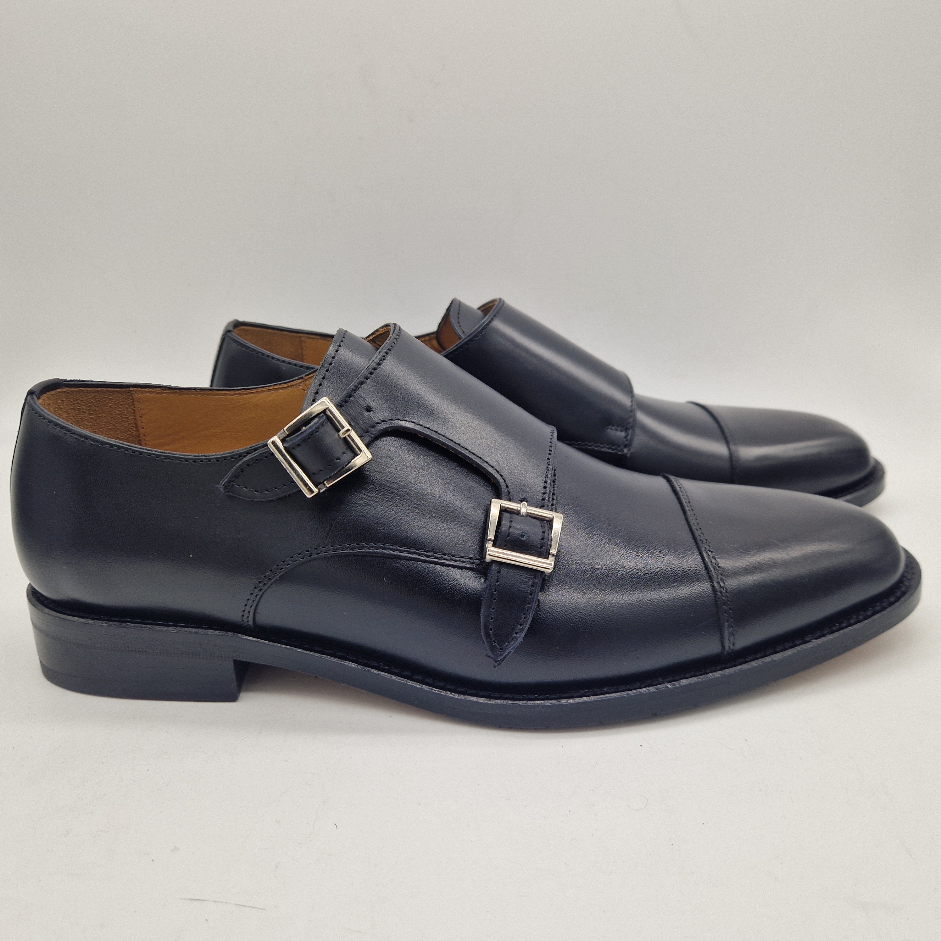 Hebillas en piel negra de la marca SchuKonzep, con diseño elegante y detalles en la imagen.