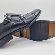 Hebillas en piel negra de la marca SchuHKonzept, dos hebillas de estilo clásico y elegante para accesorios o prendas.
