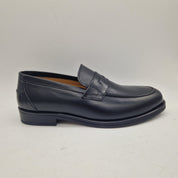 Mocasín de antifaz en piel negra de Schuhkonzept, calzado elegante y cómodo para mujer.