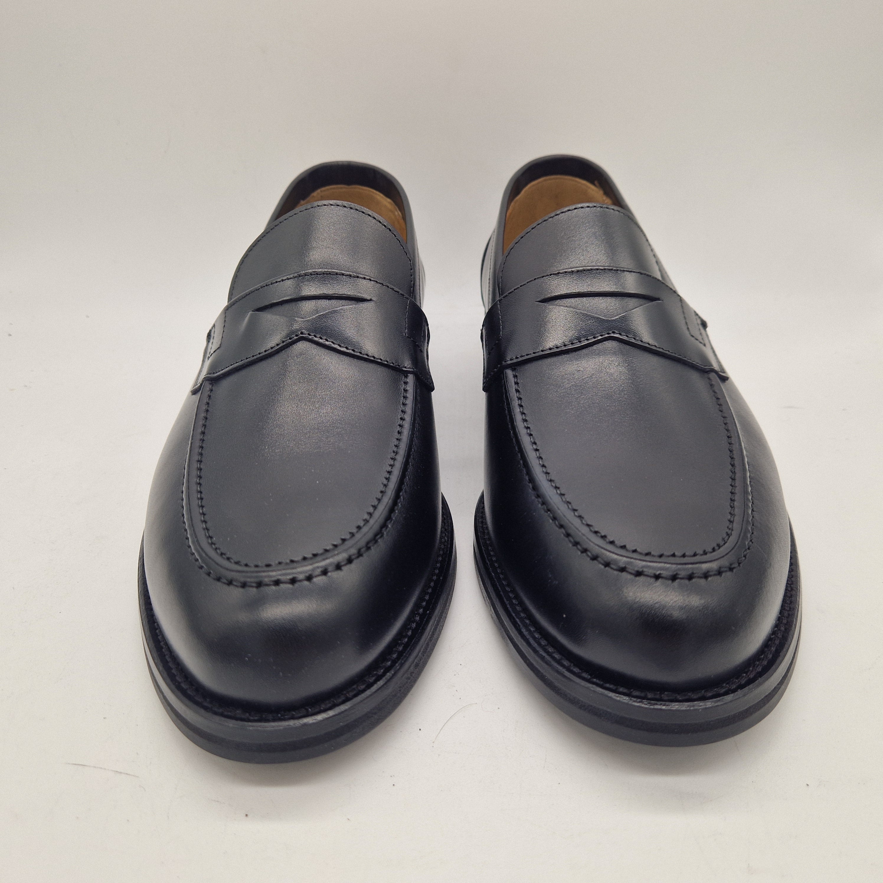Mocasín de antifaz en piel negra de SchuKonzep, calzado elegante para mujer con diseño clásico y acabado en piel suave.