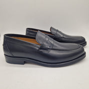 Mocasín de antifaz en piel negra de SchuKonzep, estilo elegante y cómodo, con detalles de diseño en la parte superior.