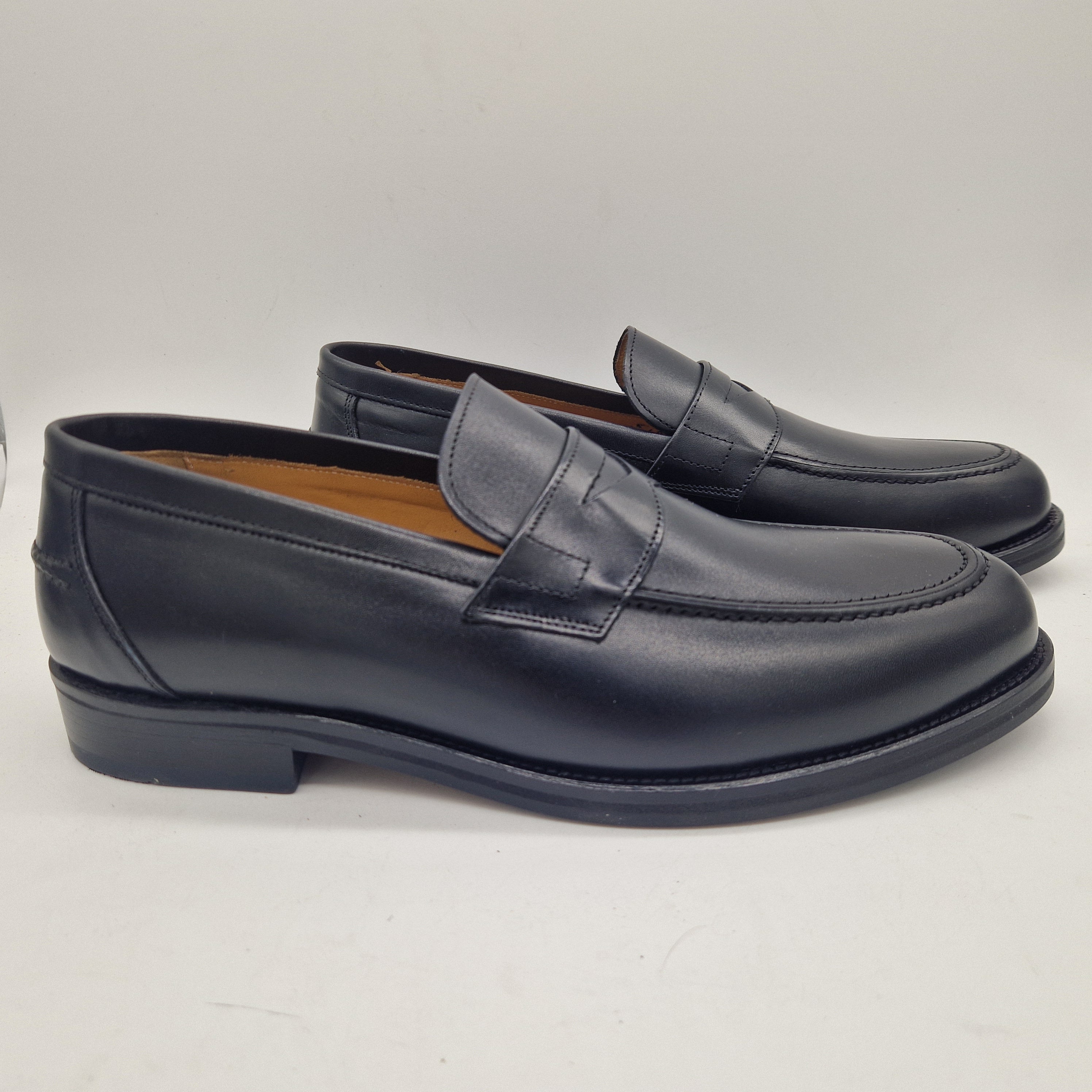 Mocasín de antifaz en piel negra de SchuKonzep, estilo elegante y cómodo, con detalles de diseño en la parte superior.