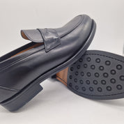 Mocasín de antifaz en piel negra de SchuHkOnzept, calzado elegante para mujer, con diseño clásico y acabado en piel suave.