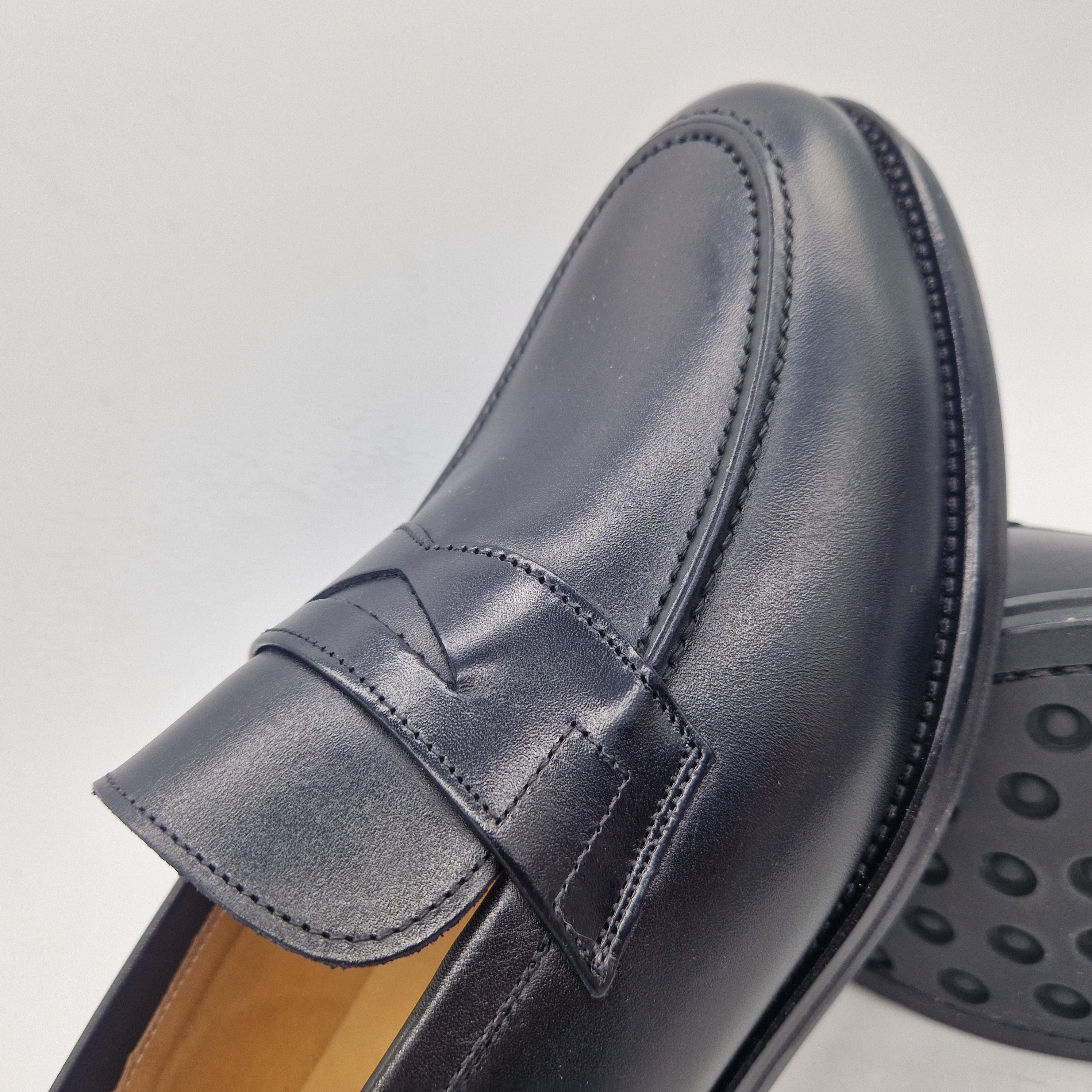 Mocasín de antifaz en piel negra de SchuHKONZEPT, calzado elegante y cómodo para mujer en estilo clásico.