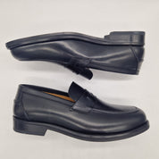 Mocasín de antifaz en piel negra de SchuHkonozept, calzado elegante y cómodo para mujer, con diseño clásico y acabado suave.