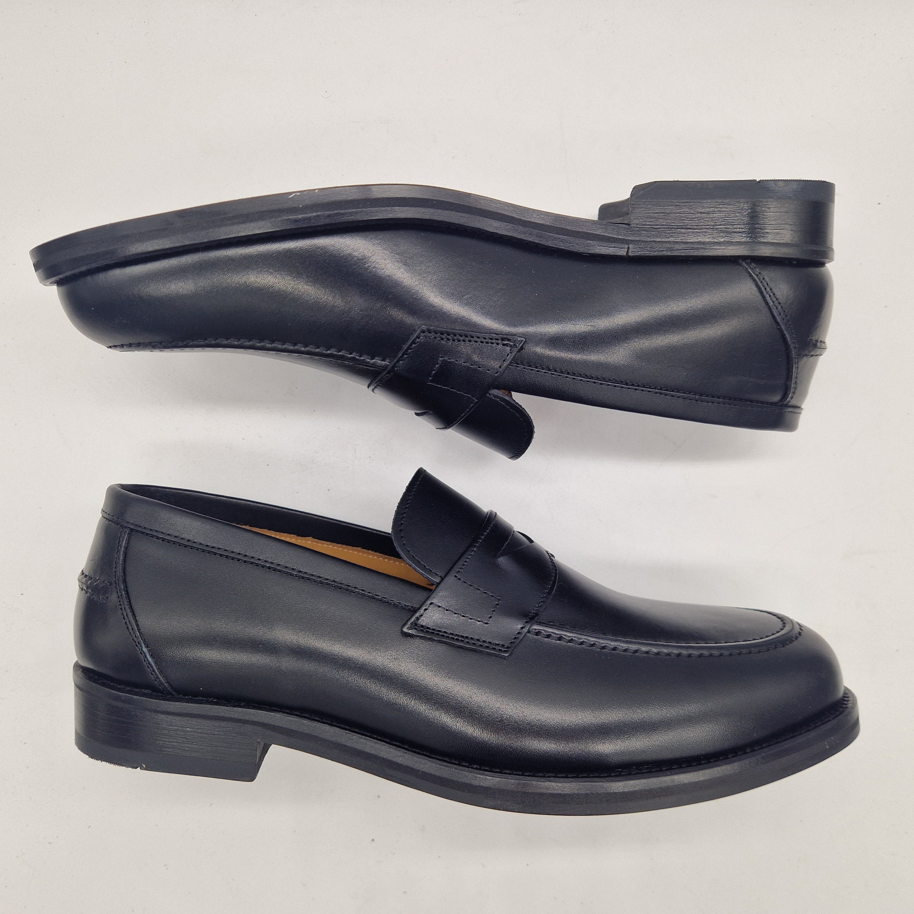 Mocasín de antifaz en piel negra de SchuHkonozept, calzado elegante y cómodo para mujer, con diseño clásico y acabado suave.