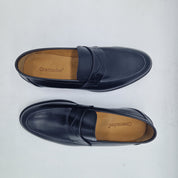 Mocasín de antifaz en piel negra de SCHUHKONZEPT, calzado elegante y cómodo, mostrado desde un ángulo lateral.
