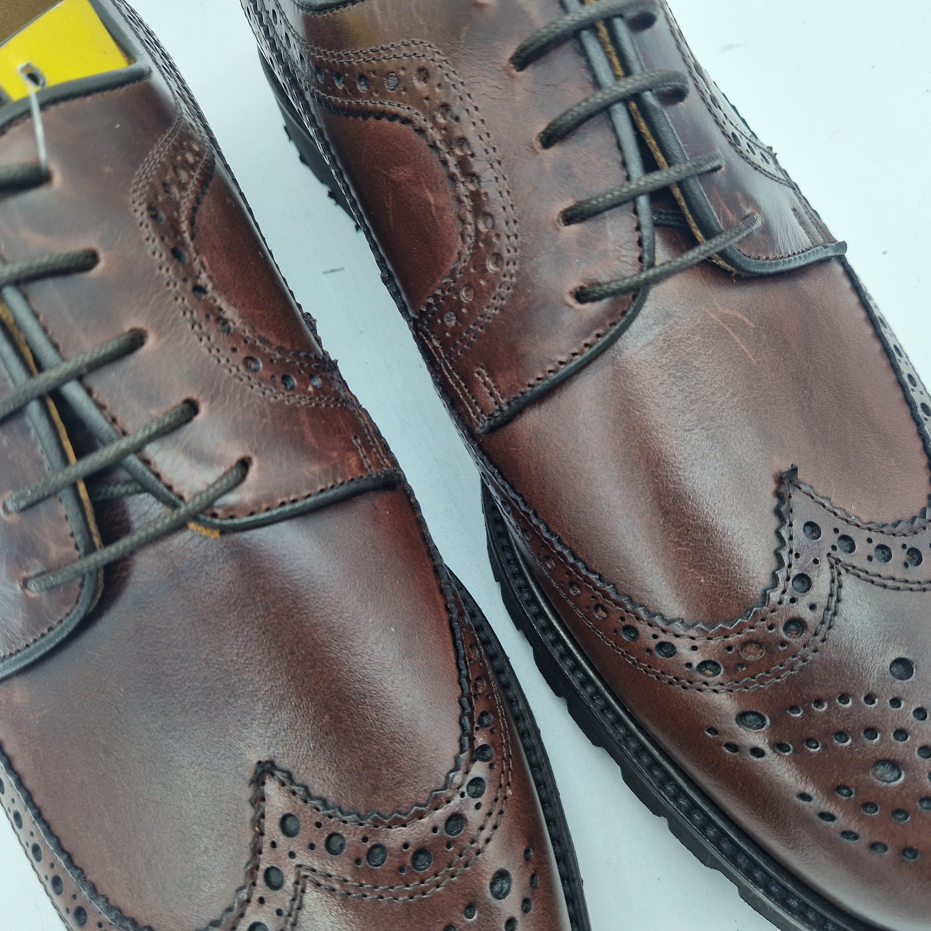 BLUCHER EN PIEL ENGRASADA MARRÓN Y PISO VIBRAM - 72218