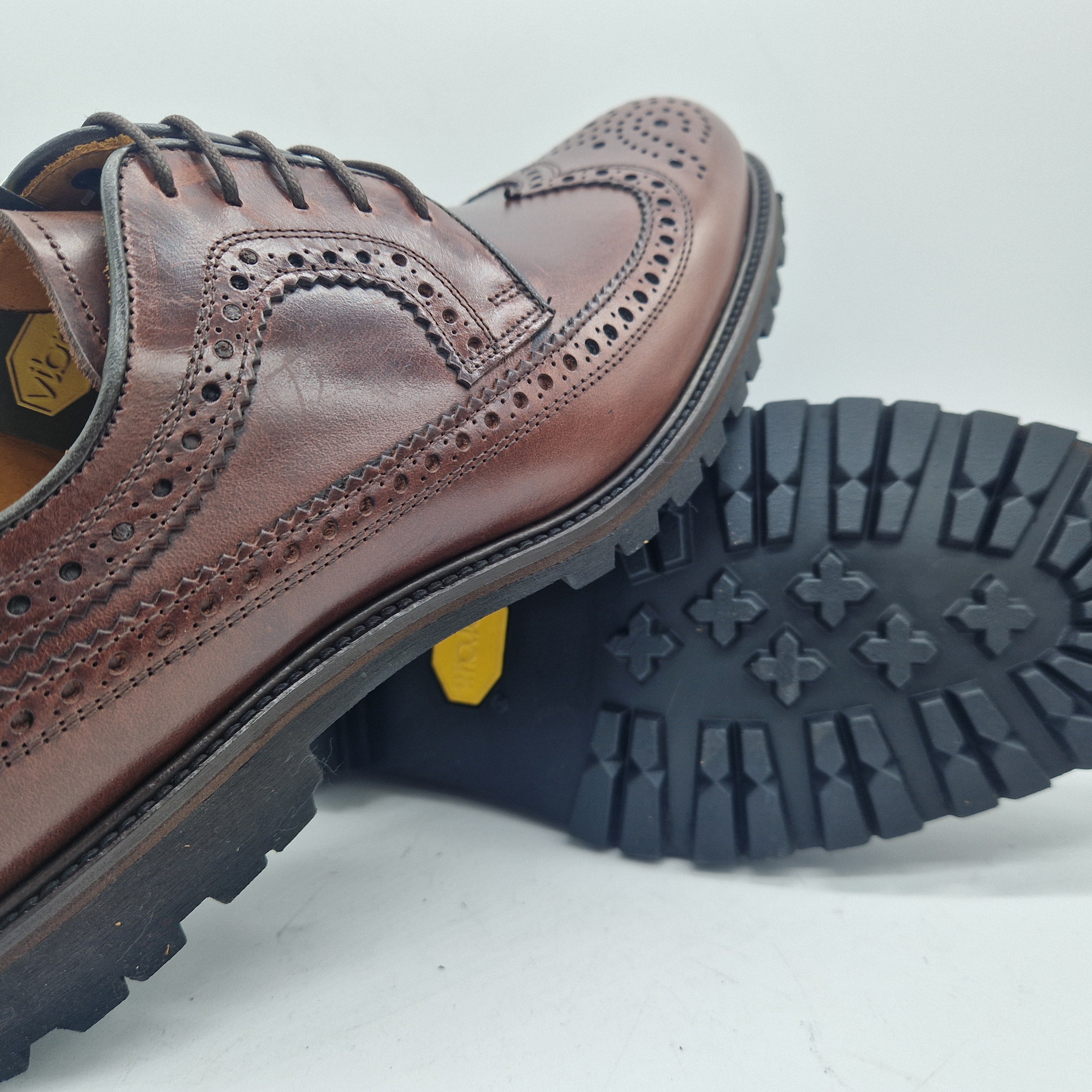 BLUCHER EN PIEL ENGRASADA MARRÓN Y PISO VIBRAM - 72218