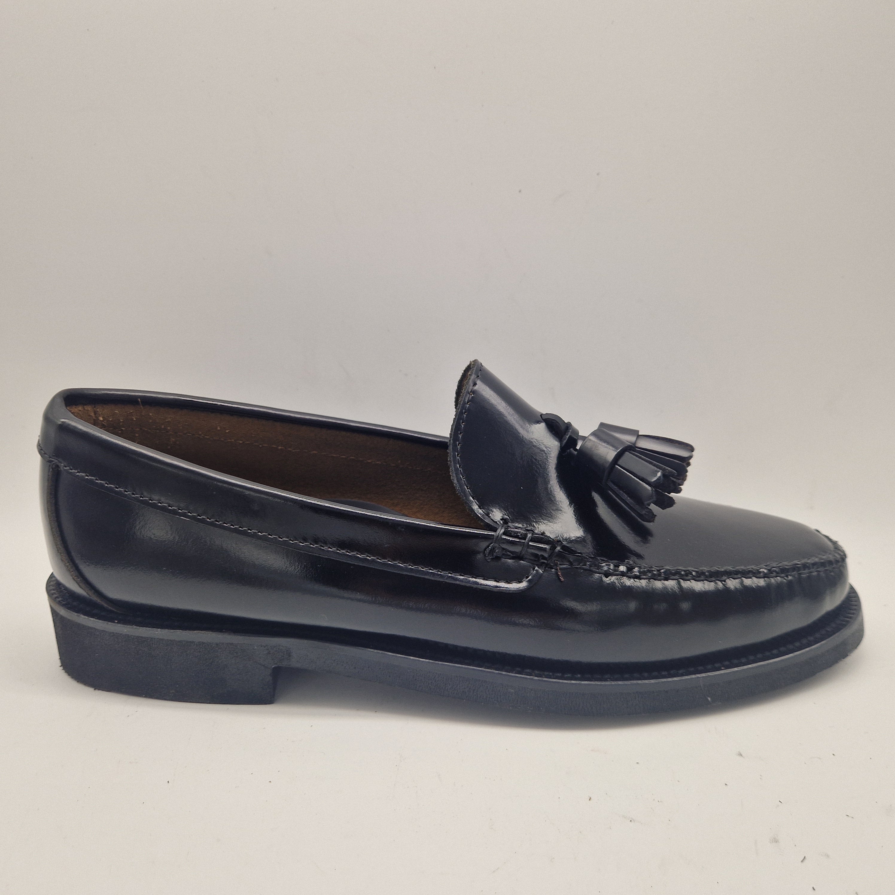 Zapatos Castellanos de hombre con borlas en piel negra marca Calzados Cremades