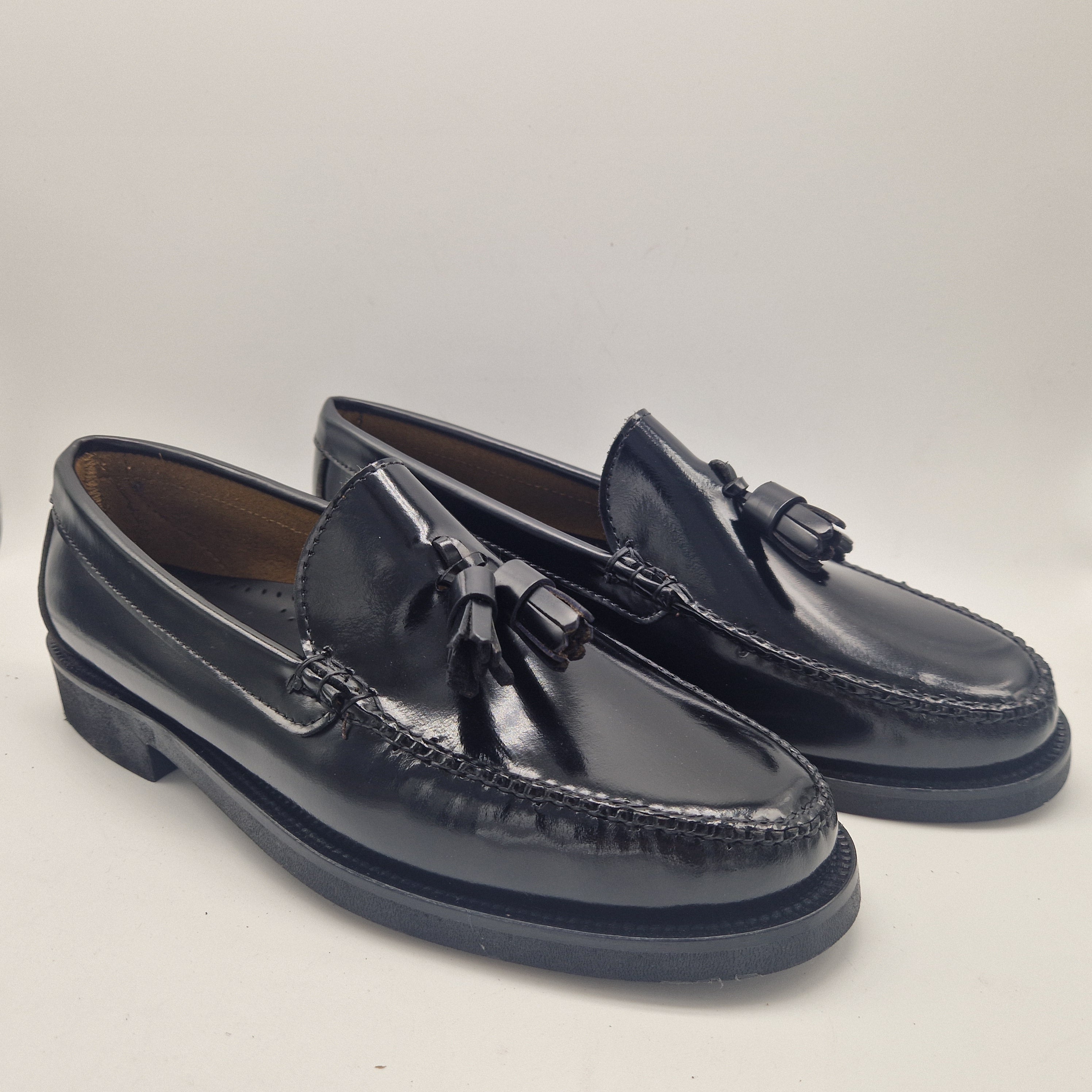 Suela de zapato de vestir negro antideslizante y acabado del talón Calzados Cremades