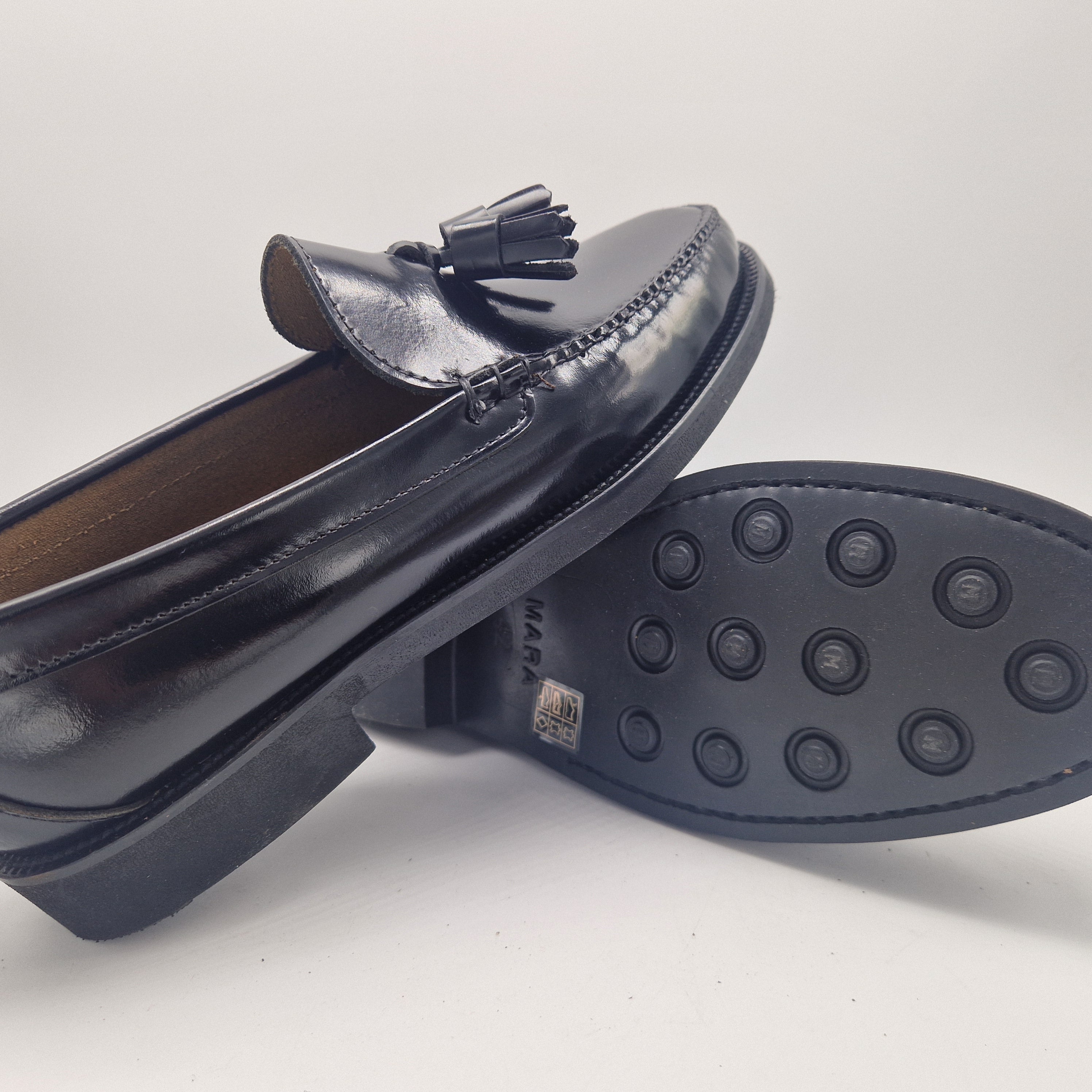 Suela de zapato de vestir negro antideslizante y acabado del talón Calzados Cremades