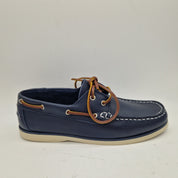 Zapatos náuticos en piel marino de Calzados Cremades, diseño clásico y resistente para un estilo elegante y cómodo.