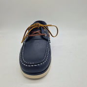 Náutico en piel azul marino de Calzados Cremades, calzado náutico estilo clásico para hombre, con detalles en blanco.