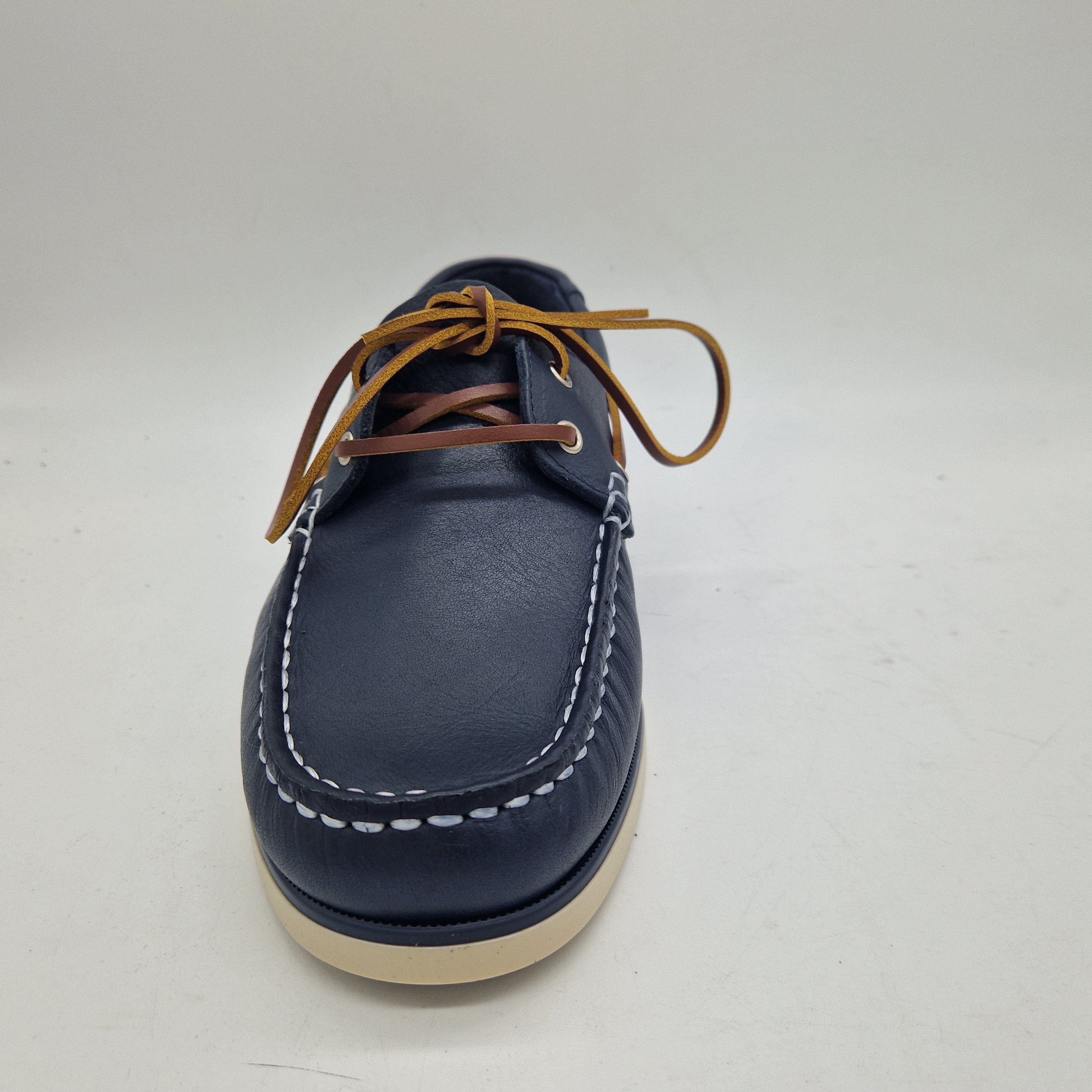 Náutico en piel azul marino de Calzados Cremades, calzado náutico estilo clásico para hombre, con detalles en blanco.