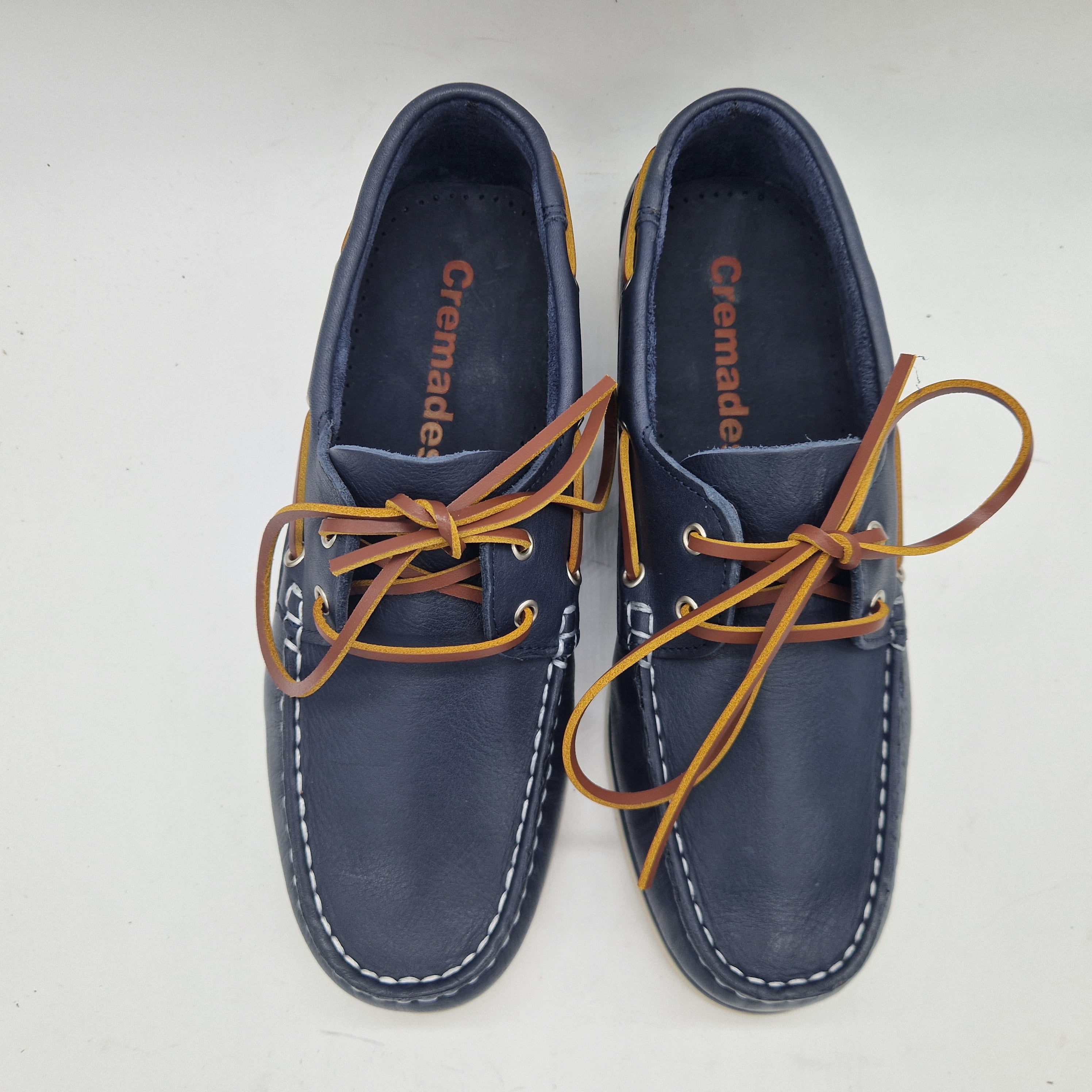 Botines náuticos en piel marino de Calzados Cremades, estilo clásico y elegante para mujer.