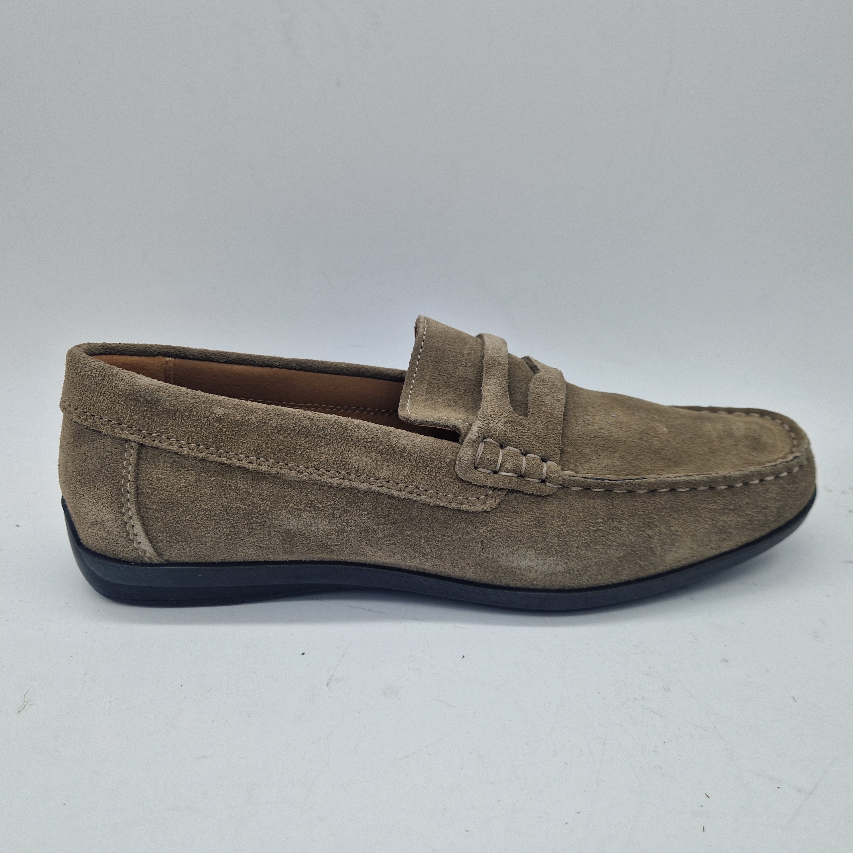 Mocasines KIOWA SERRAJE Taupe de IMAC SPA con acabado en ante y diseño clásico para mujer.