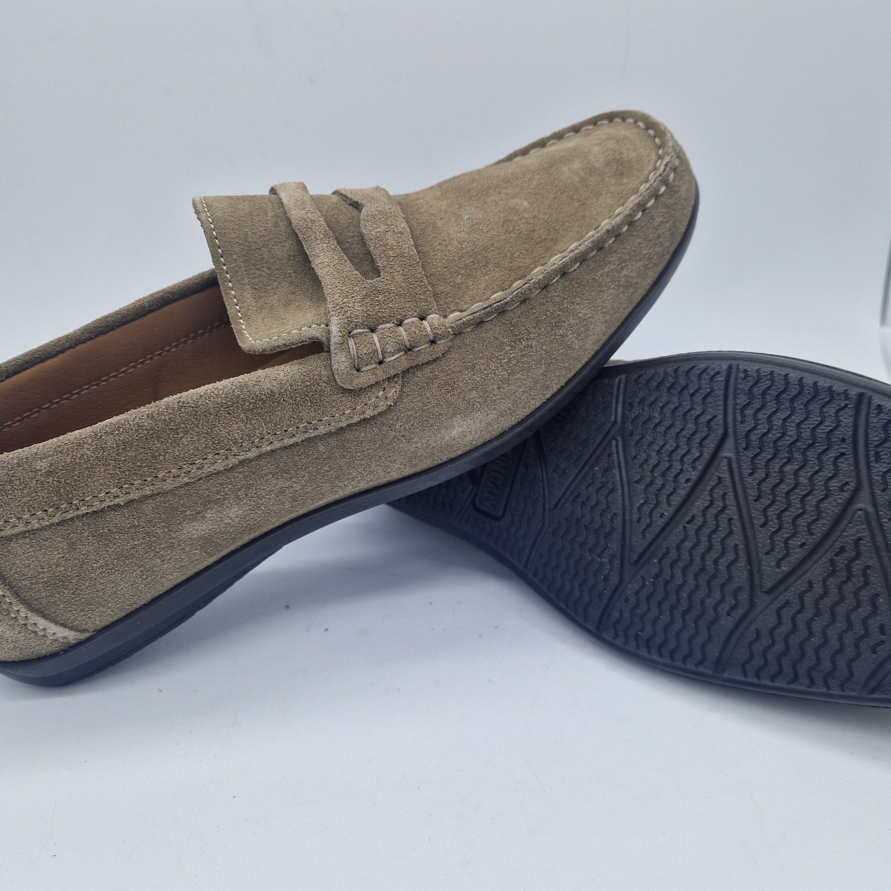 Mocasines Kiowa de IMAC SPA en color taupe con acabado de serraje, vista lateral del calzado en tono neutro.