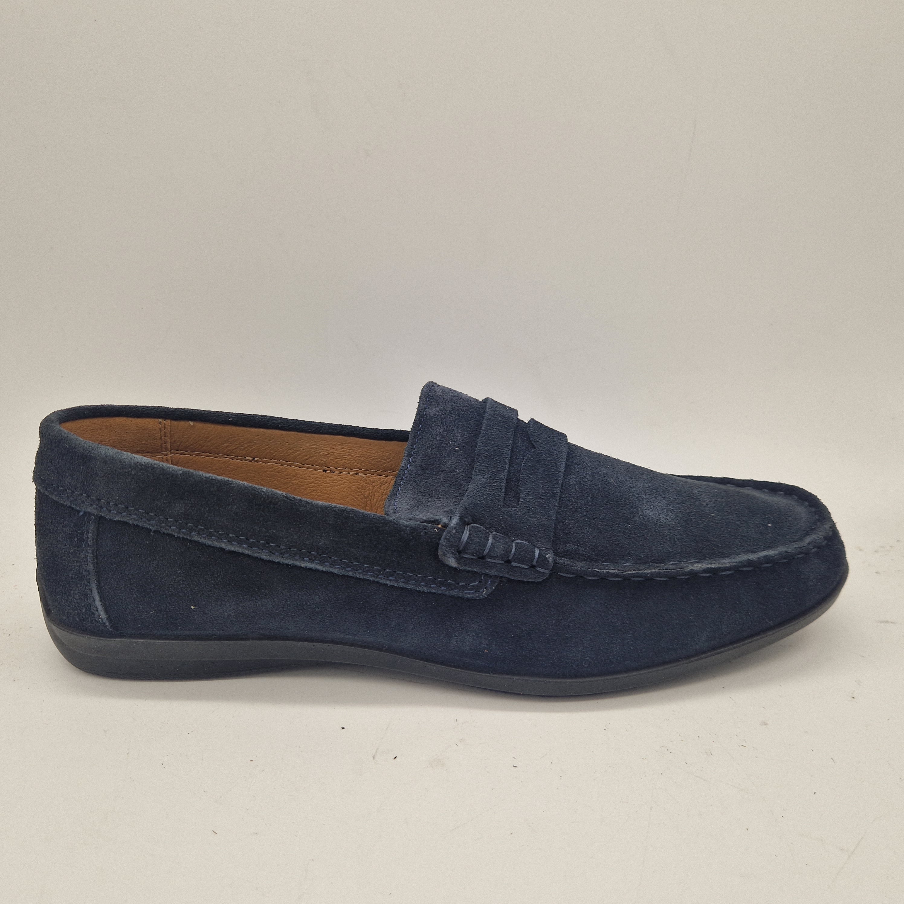 Mocasines KIOWA SERRAJE MARINO de IMAC SPA en color marino, con diseño elegante y textura de serraje, para un estilo cómodo y sofisticado.