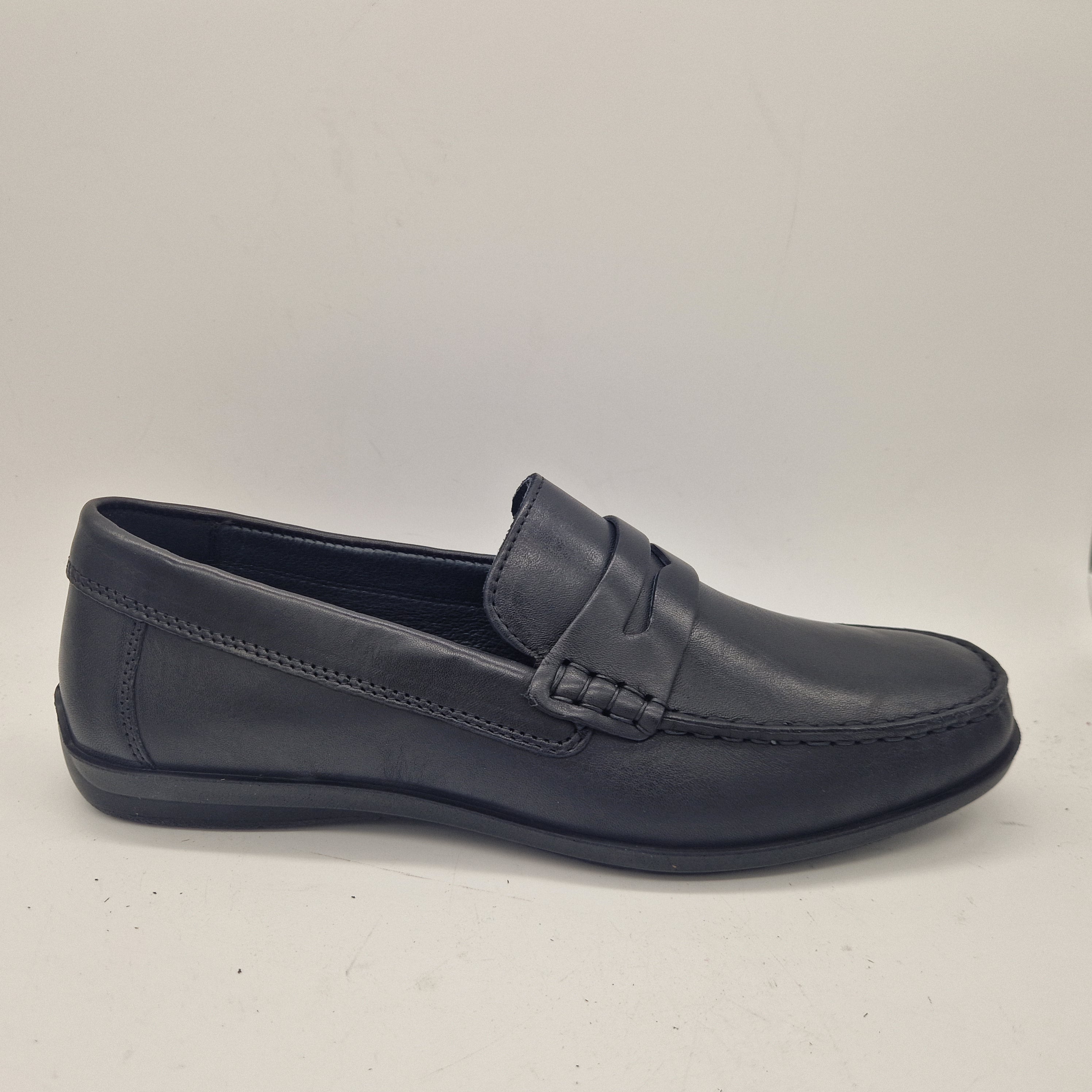 Mocasines KIOWA en piel negro de IMAC SPA, calzado elegante y cómodo para mujer, visible en la imagen.