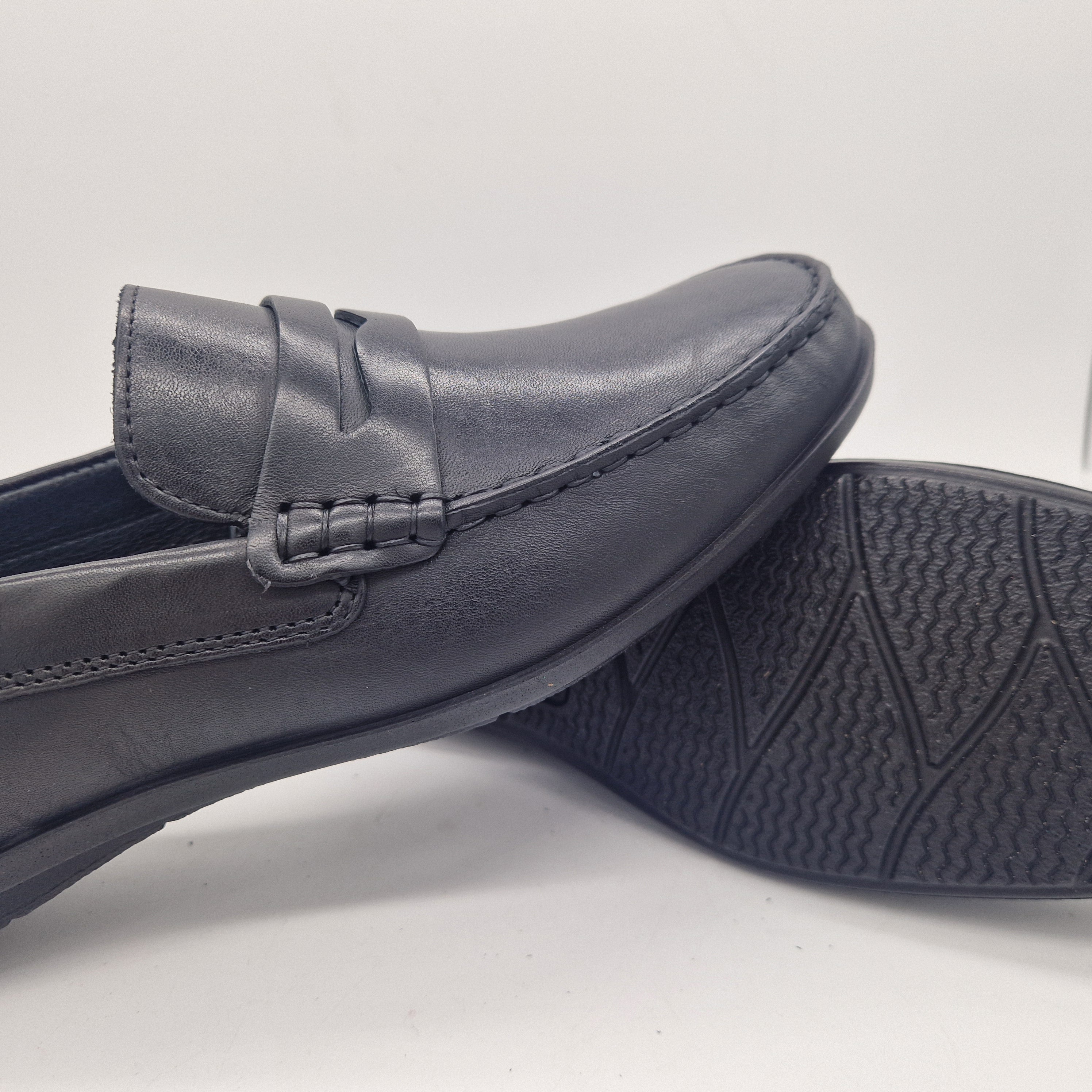 Mocasines negros de piel Kiowa de IMAC SPA, vista lateral con detalles de costura y suela de goma.