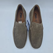 Mocasines Imac Spa Kiowa en serraje taupe, con detalles elegantes y suela antideslizante, para un estilo cómodo y sofisticado.