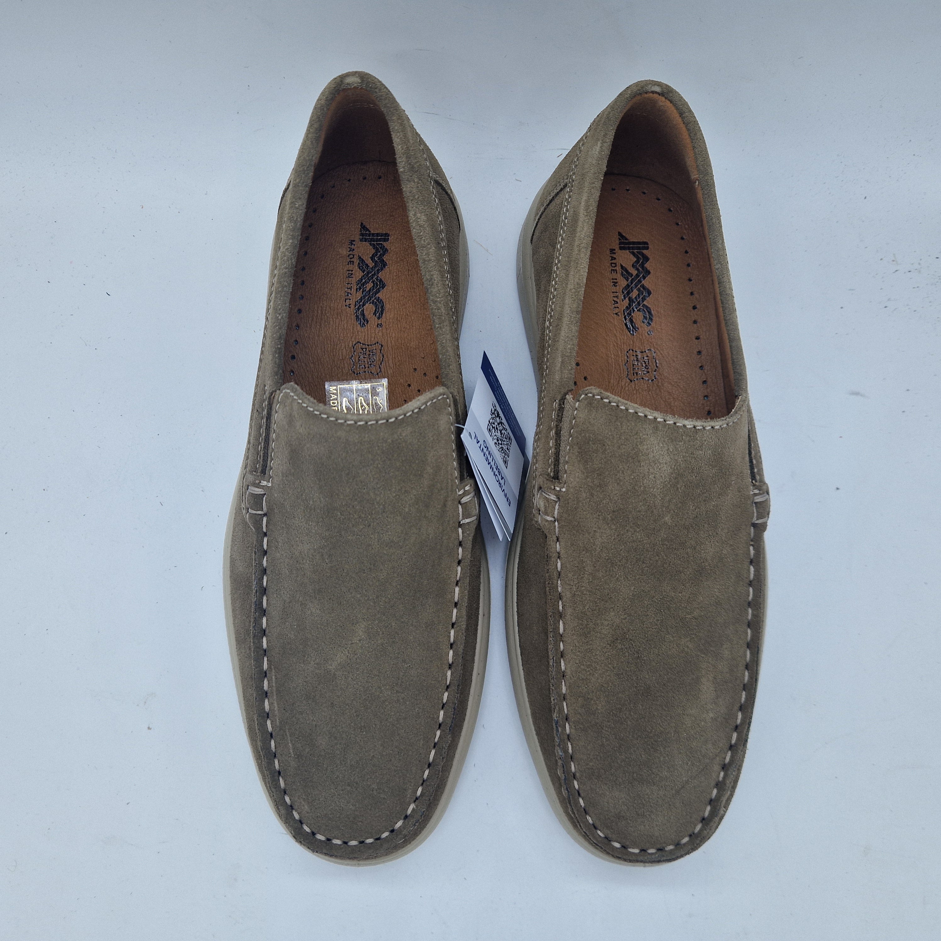 Mocasines Imac Spa Kiowa en serraje taupe, con detalles elegantes y suela antideslizante, para un estilo cómodo y sofisticado.