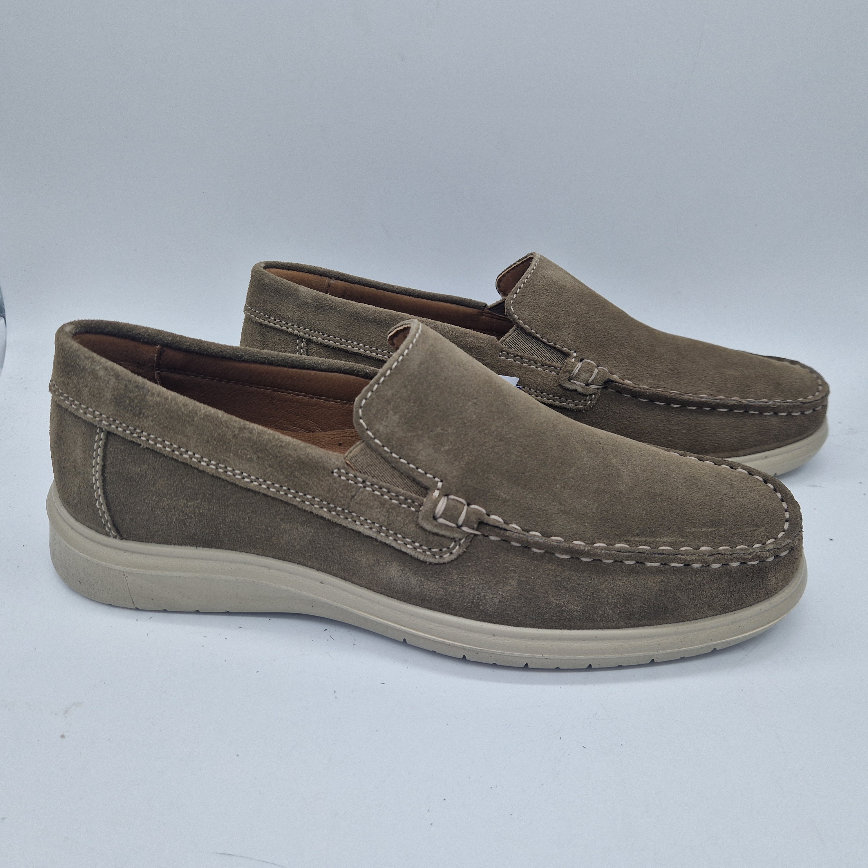Mocasines IMAC SPA Kiowa en serraje taupe, con suela y diseño elegante, visible en imagen.