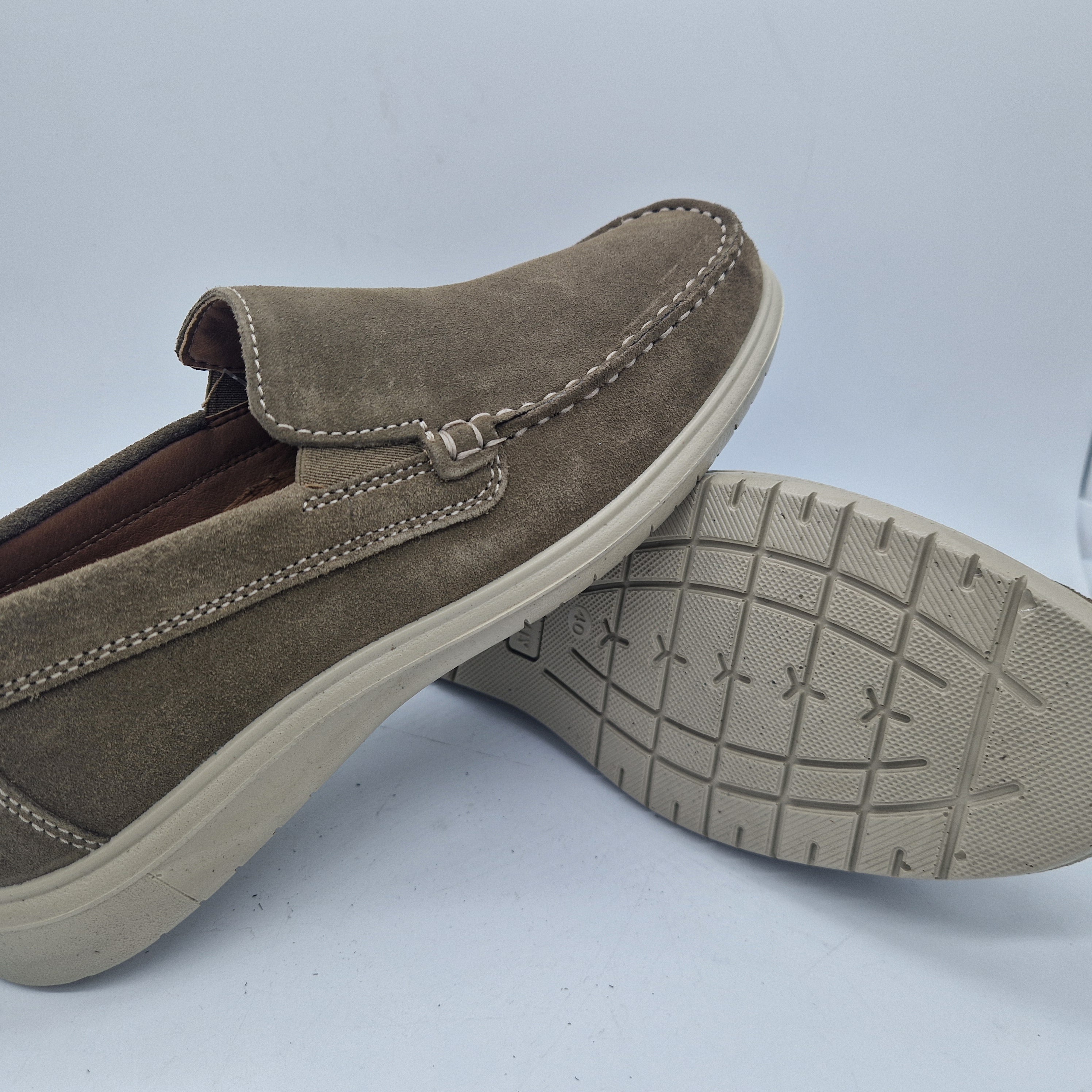 Mocasines KIOWA en serraje taupe de IMAC SPA, calzado elegante con diseño clásico y cómodo para uso diario.