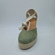 Cuña en ante kaki de esparto de la marca Pinaz, con diseño elegante y suela de esparto natural.