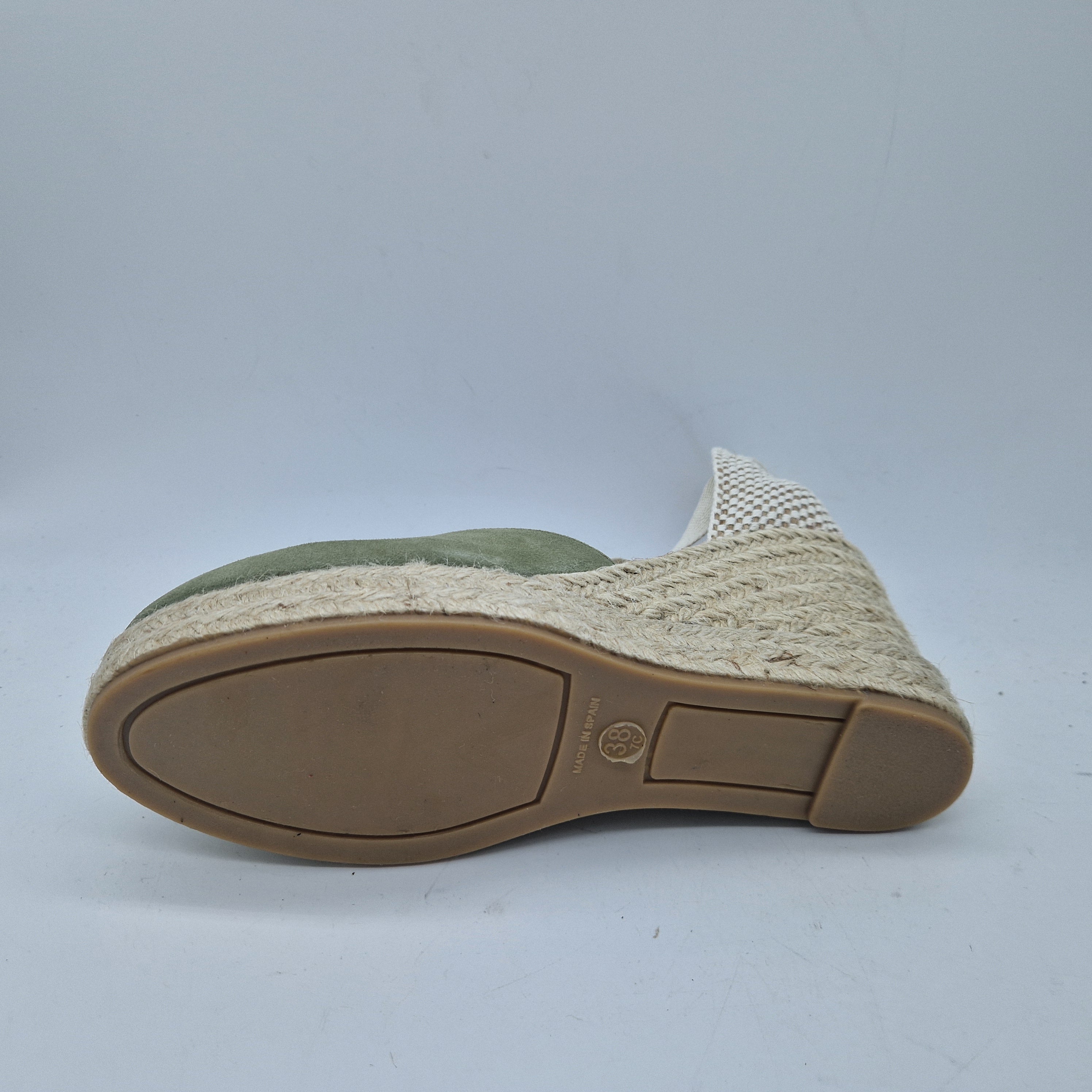 Cuña en ante kaki de esparto PINAZ, calzado cómodo y elegante para mujer, con diseño en color verde suave.