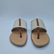 Sandalia de dedo en tejido elástico tono lino de la marca PINAZ, con diseño cómodo y moderno para verano.