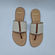 Sandalia de dedo en tejido elástico tono lino de la marca Pinaz, con suela plana y diseño cómodo para verano.