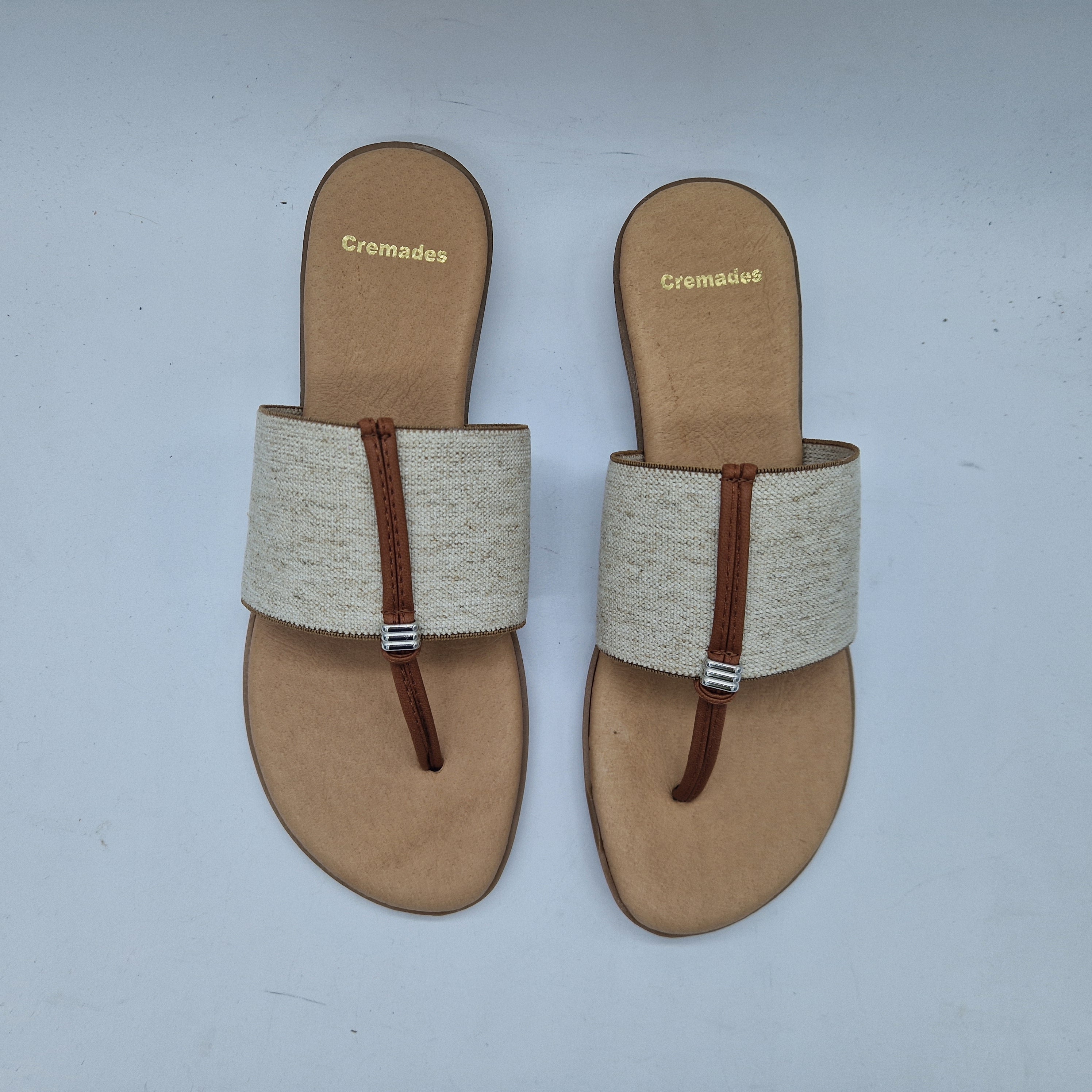 Sandalia de dedo en tejido elástico tono lino de la marca Pinaz, con suela plana y diseño cómodo para verano.