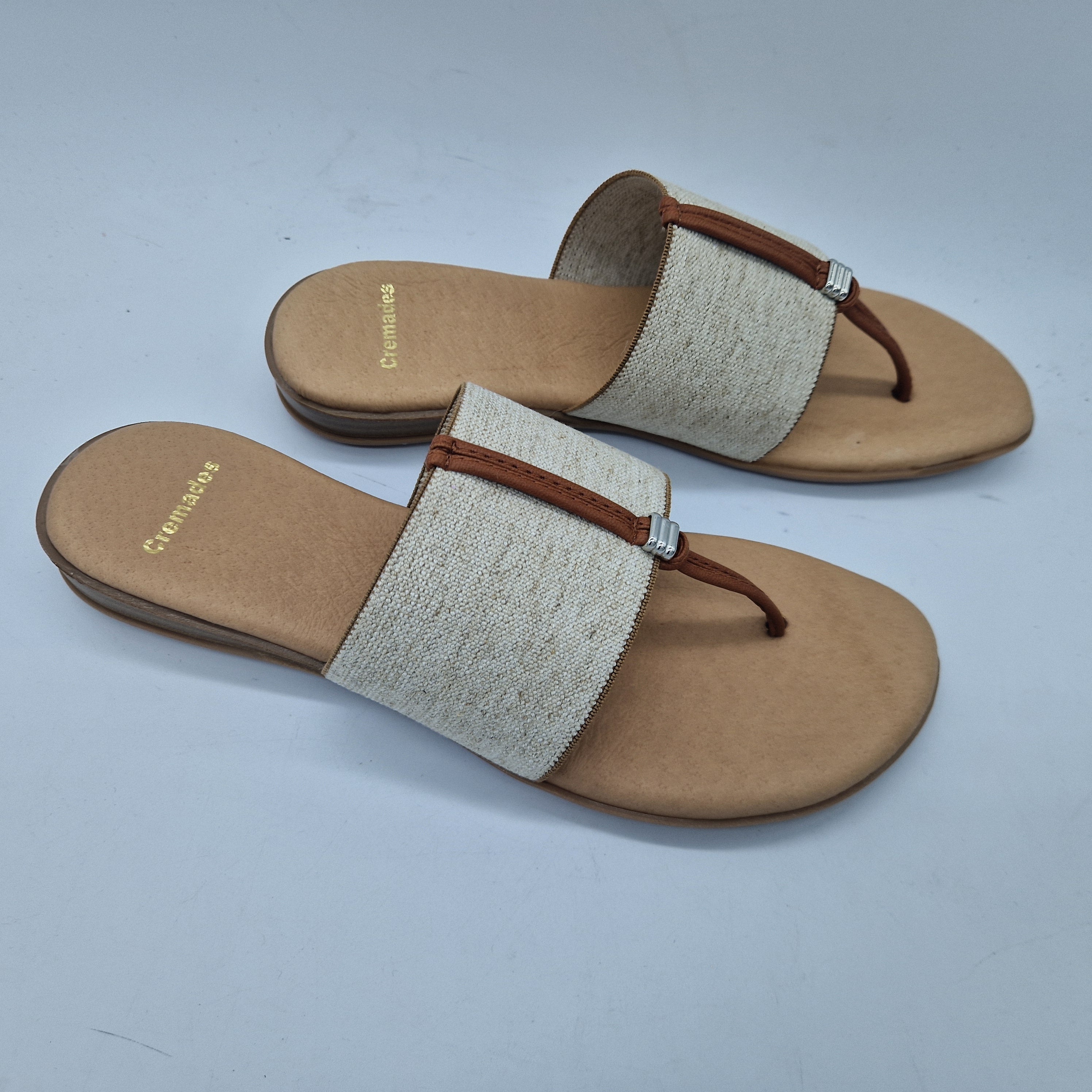 Sandalia de dedo en tejido elástico tono lino de la marca Pinaz, con diseño cómodo y moderno para mujer.