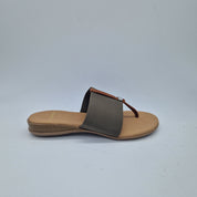 Sandalia de dedo en tejido elástico taupe de la marca Pinaz, con diseño cómodo y moderno para verano.