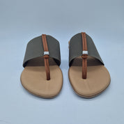 Sandalia de dedo en tejido elástico taupe de la marca Pinaz, con plantilla cómoda y diseño moderno.
