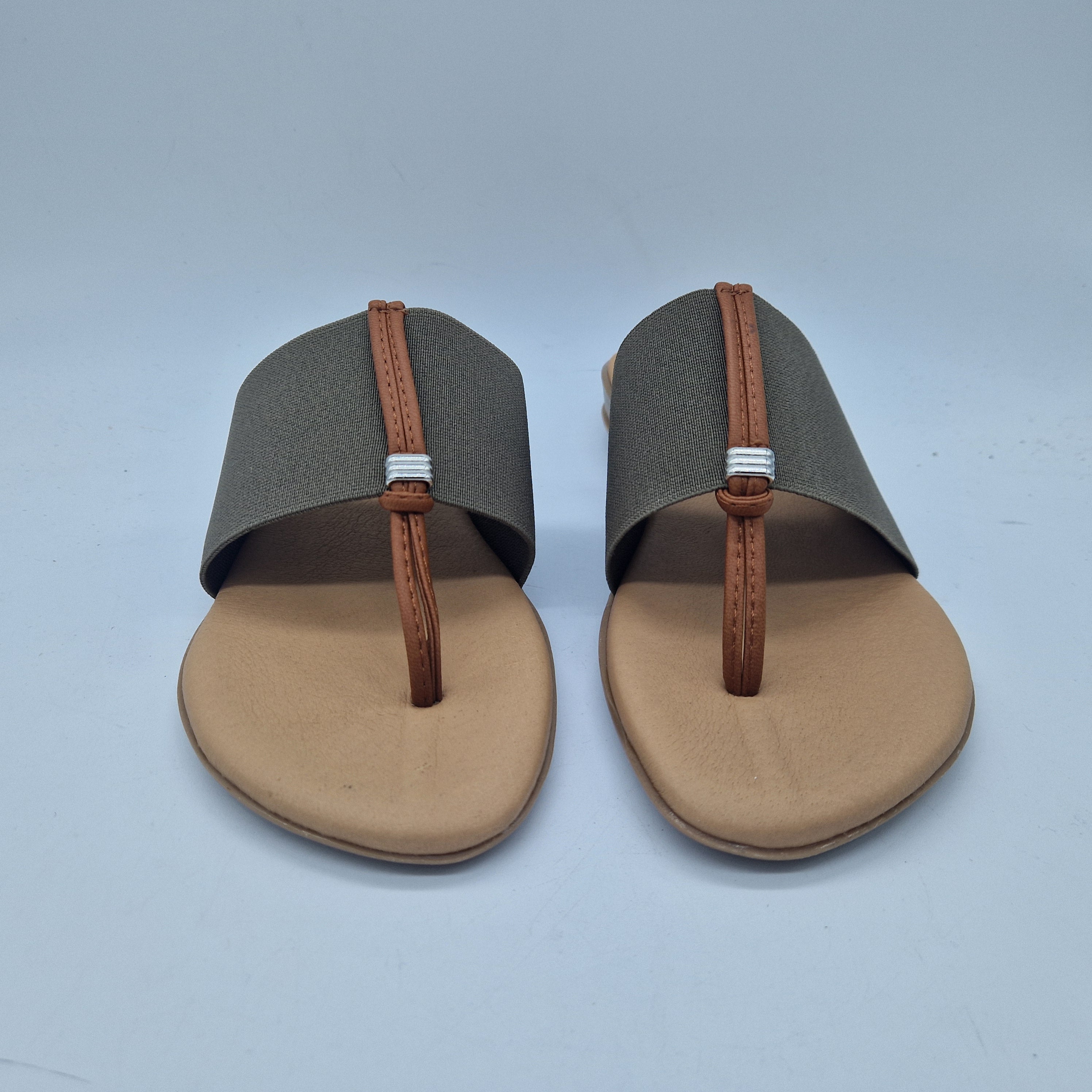 Sandalia de dedo en tejido elástico taupe de la marca Pinaz, con plantilla cómoda y diseño moderno.