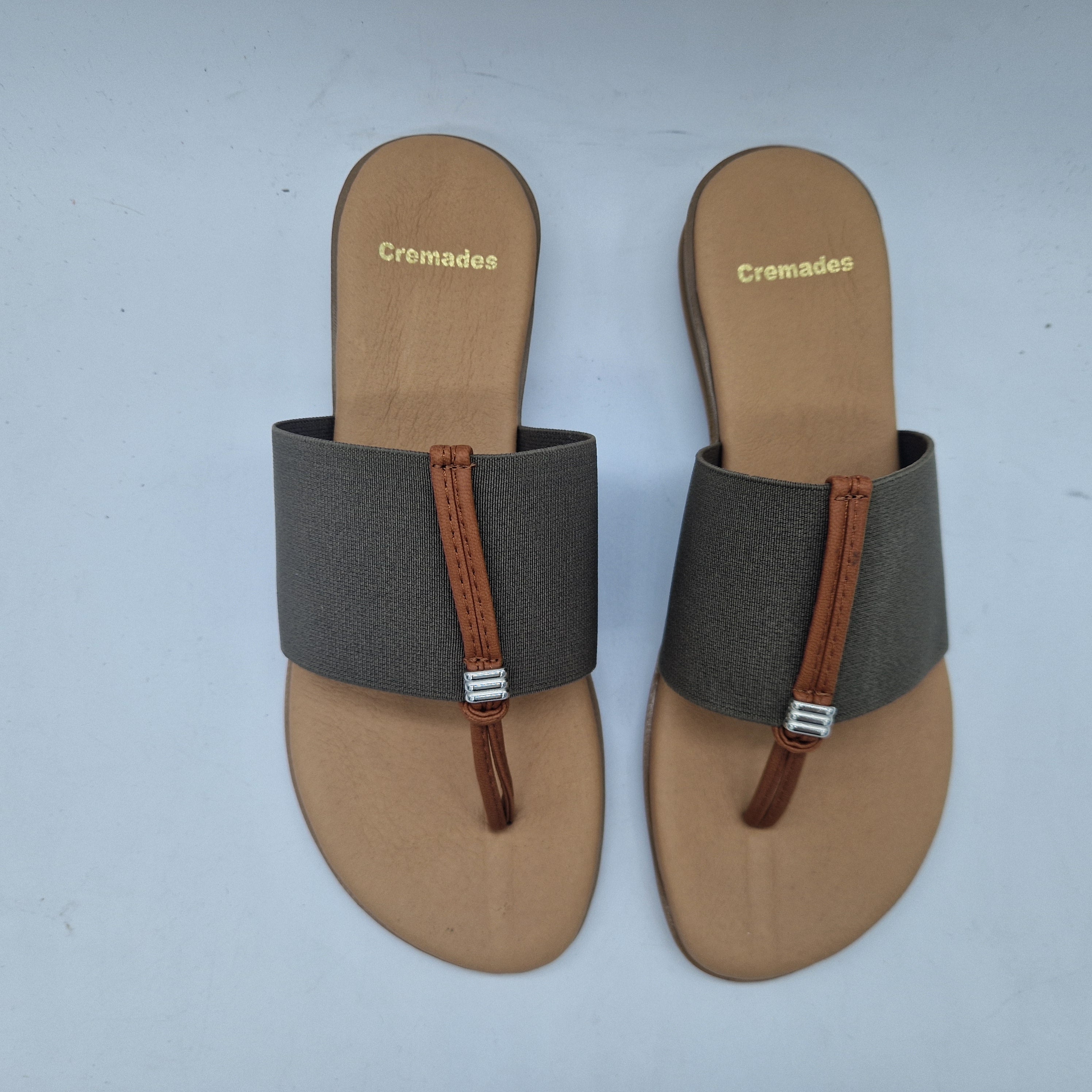 Sandalia de dedo en tejido elástico taupe de la marca Pinaz, con diseño cómodo y elegante para mujer.