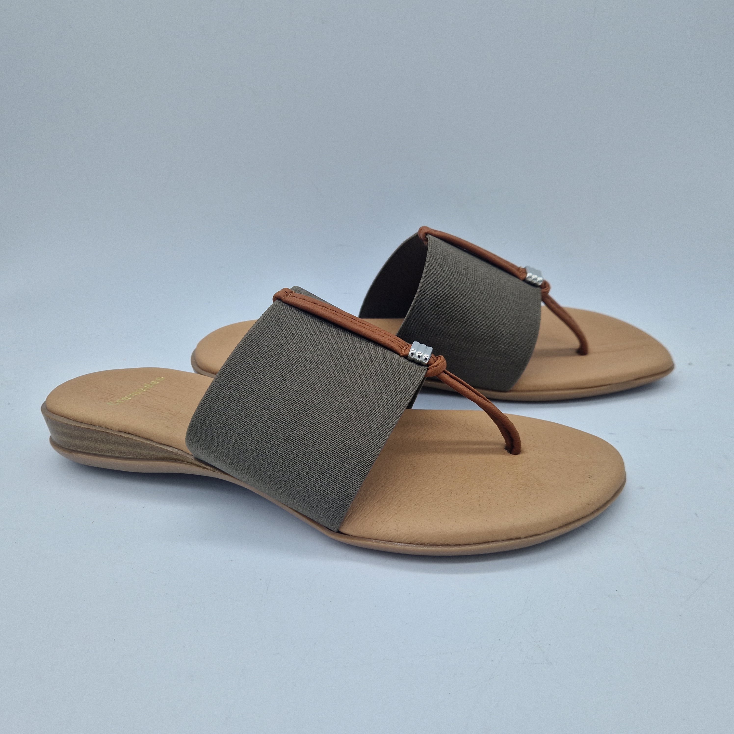 Sandalia de dedo PINAZ en tejido elástico color taupe, con diseño cómodo y moderno para mujer.