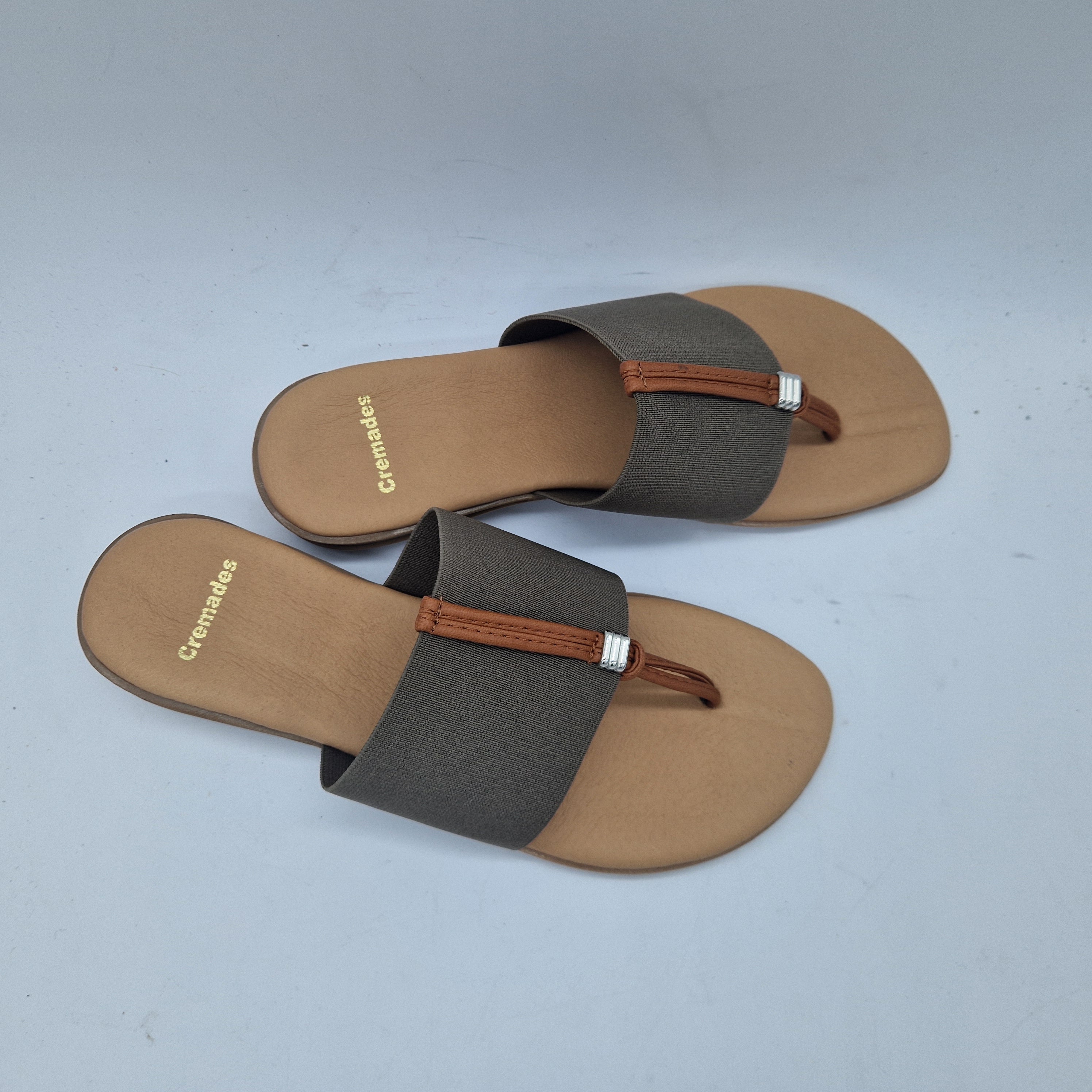 Sandalia de dedo en tejido elástico taupe de la marca Pinaz, con diseño cómodo y ajustado.